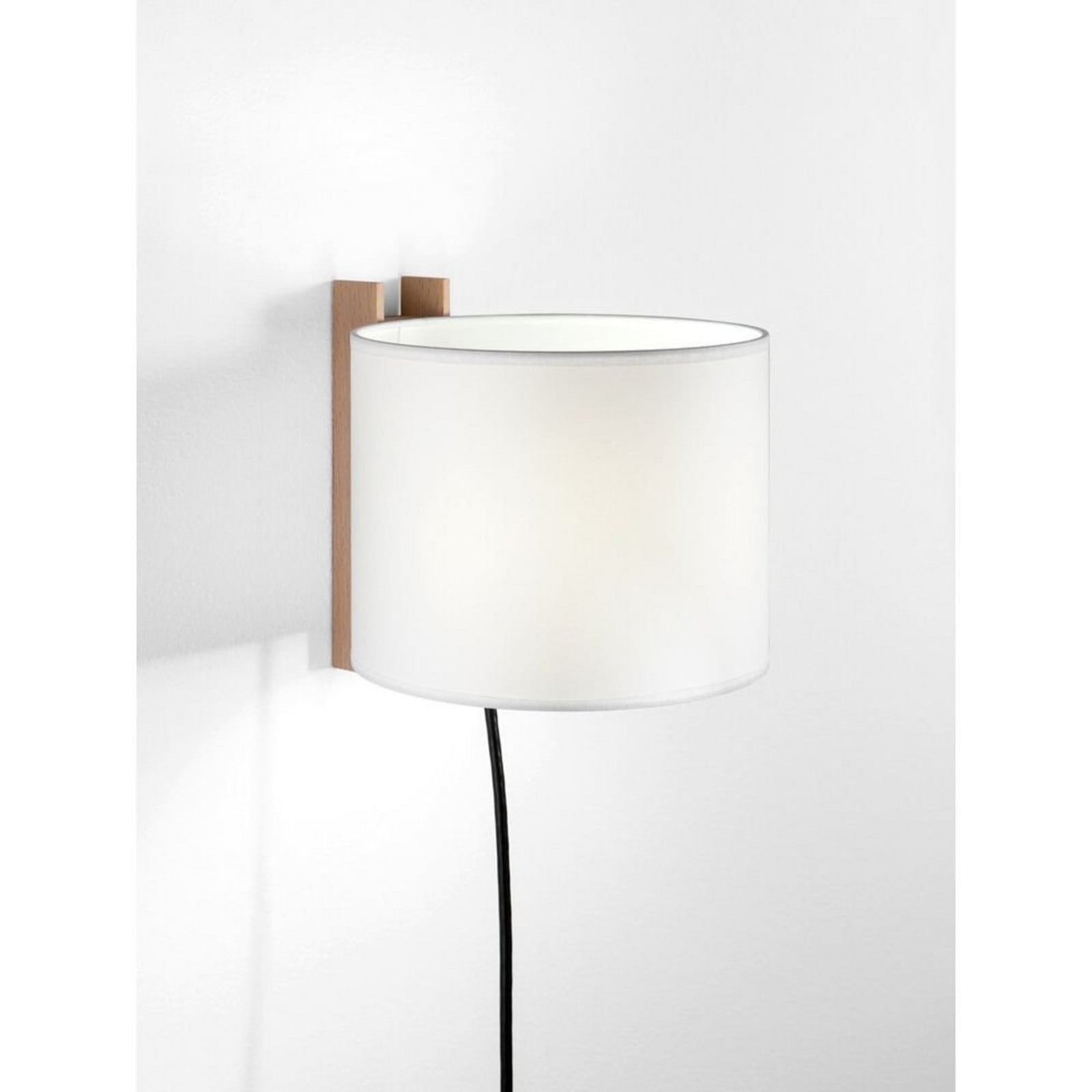 TMM Corto V&auml;gglampa w/Plug White/Beech Santa & Cole - Vardagsrum - Tr&auml;