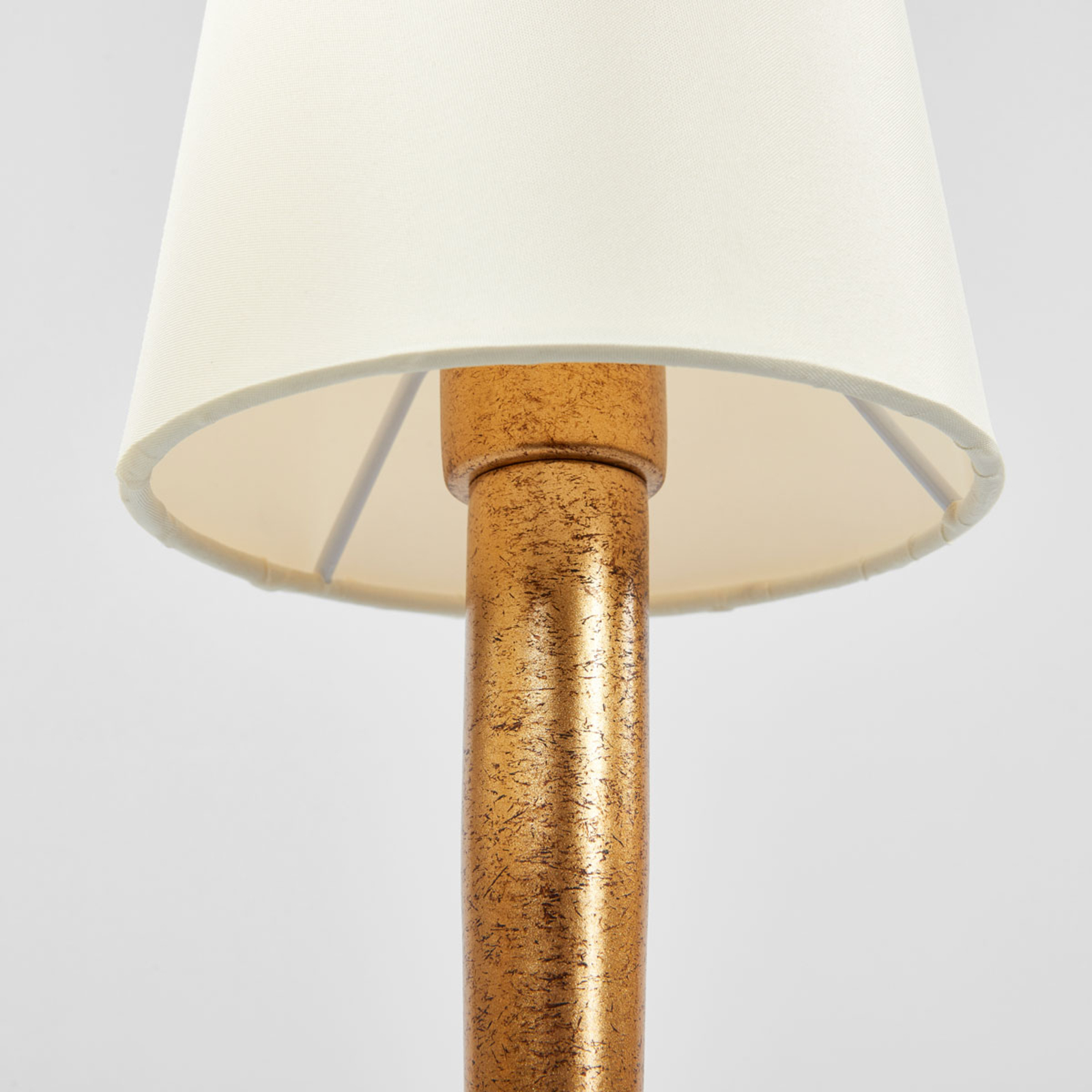 Lámpara de mesa Paola 2 luces dorada con pantallas textiles