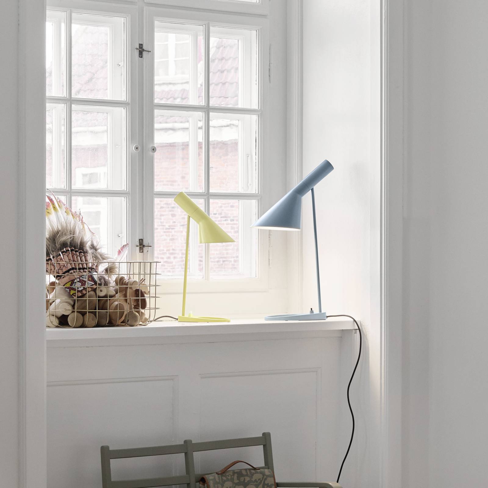 Designerska lampa stołowa Louis Poulsen AJ niebiesko-szara