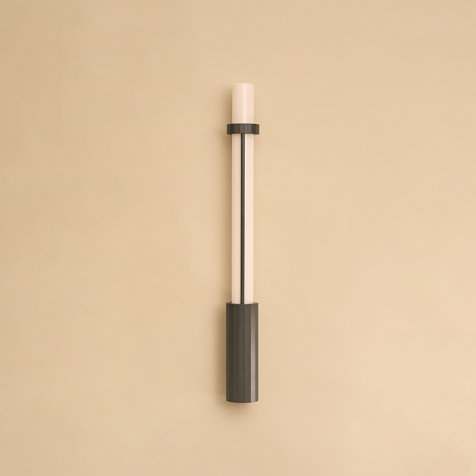 Applique murale LED In Fine, gris foncé, hauteur 65 cm, IP65 - DCW
