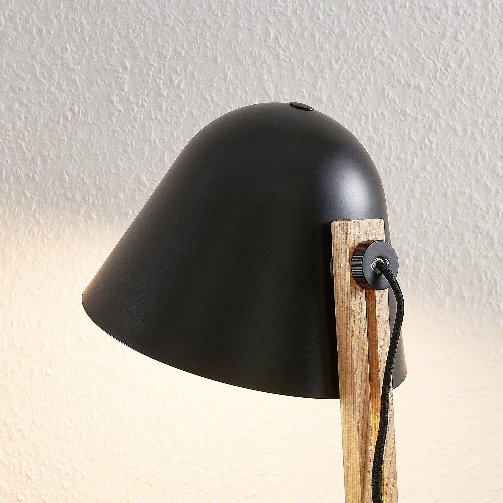 Lindby Tetja tafellamp met houten paal, zwart