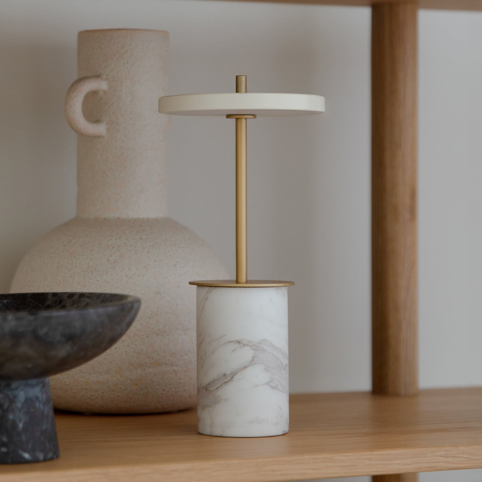 Asteria Move Portable Bordlampe Mini White Marble Asteria Move Mini UMAGE - Terrasse - Design - Sten - Med skærm billede