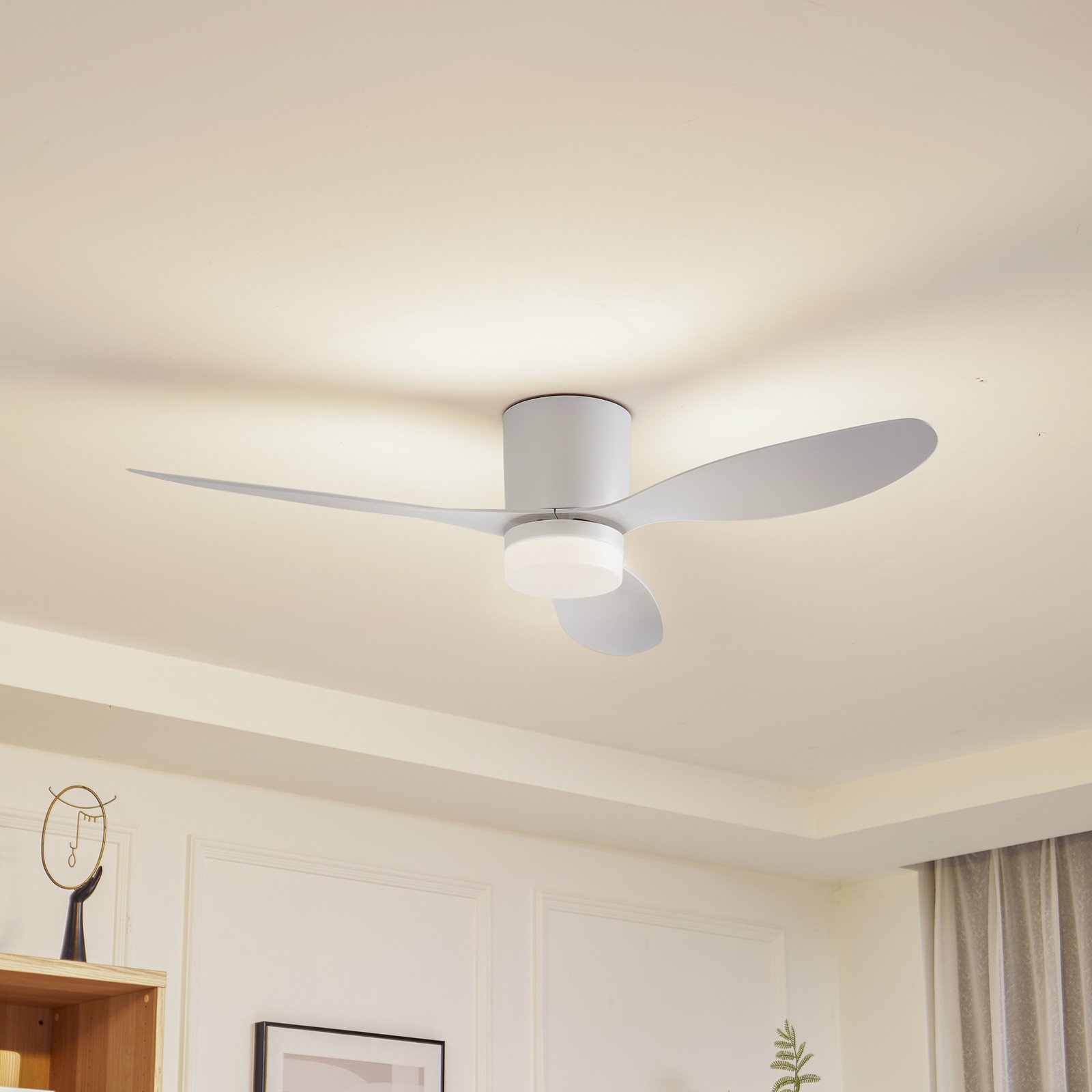 Stropni ventilator Lucande LED Kayu, bel, DC, tih, Ø 132 cm