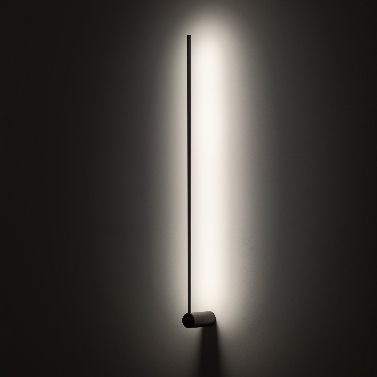 LED-seinävalaisin Arm L, 105 cm korkea, musta, metallia