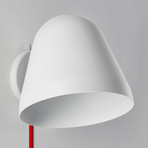 Nyta Tilt Wall Short Wandlampe mit rotem Kabel