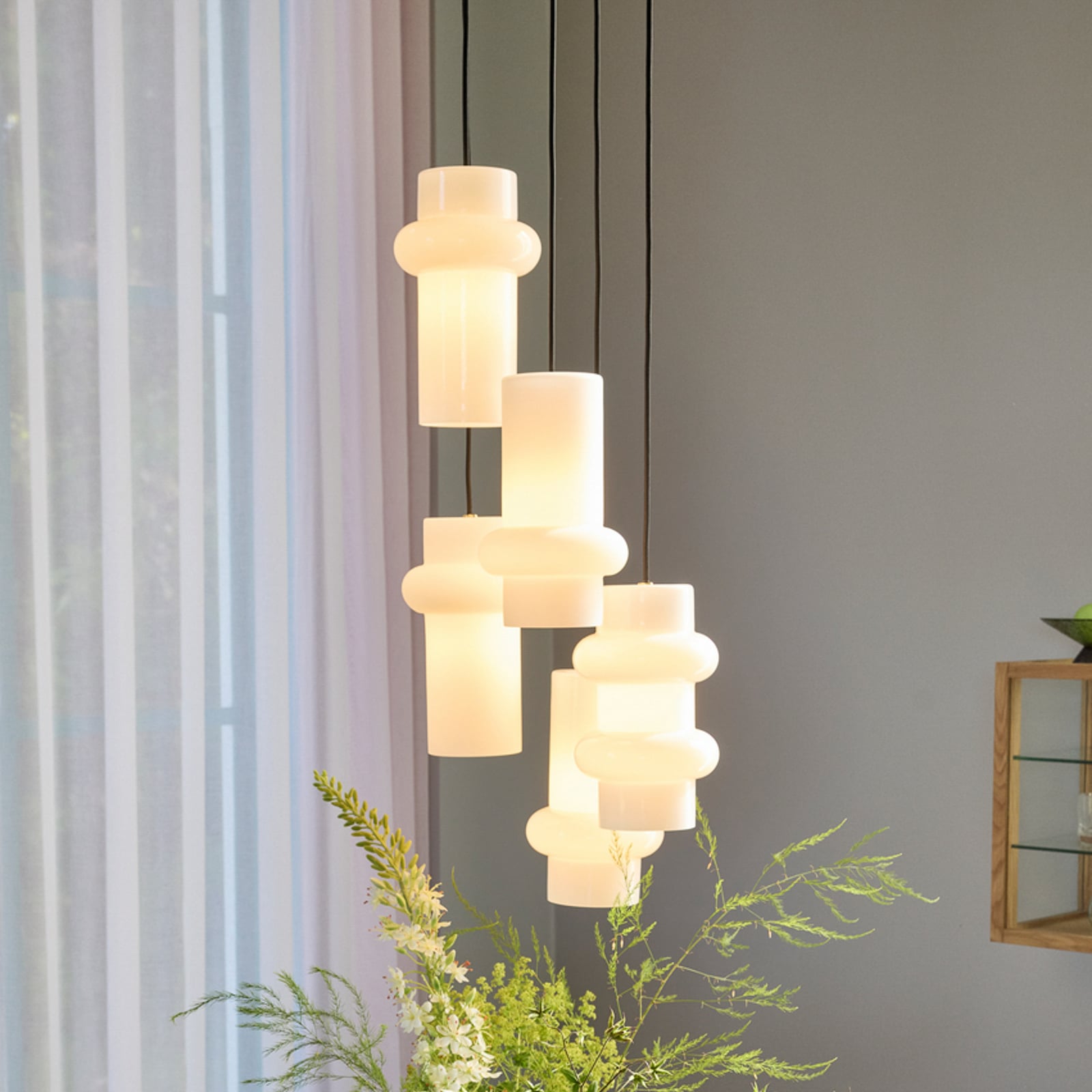 Pilule Up hanging light, glossy white, Ø 15 cm, glass