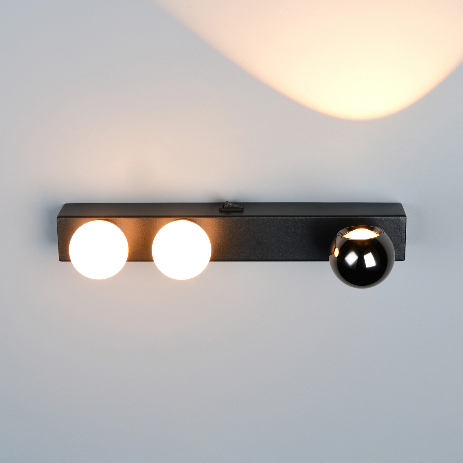 Candeeiro de parede LED Arpino preto, largura 30 cm, metal, 3 lâmpadas. Candeeiro de parede LED Arpino preto, largura 30 cm, metal, 3 lâmpadas.