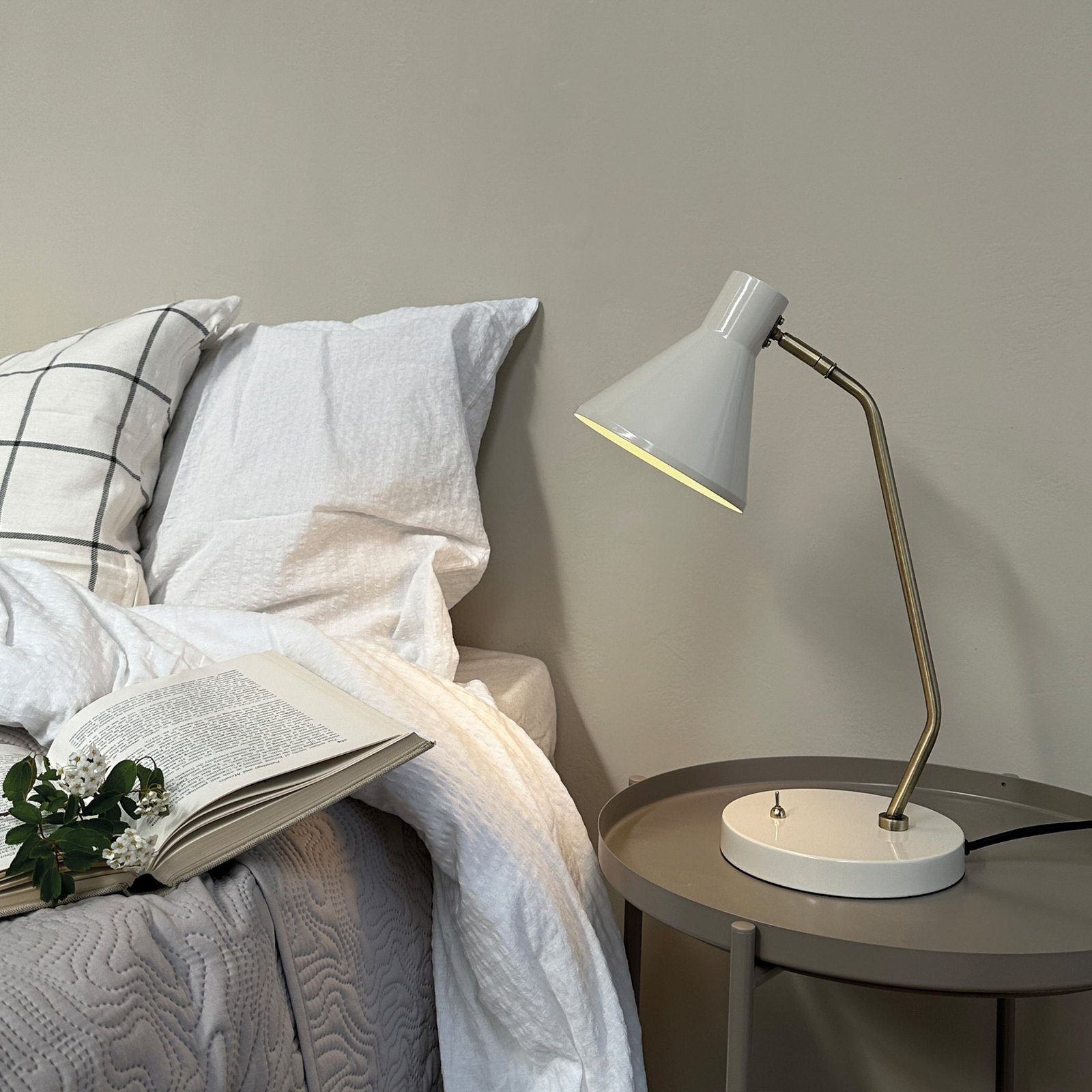 Lampada da tavolo Dyberg Larsen Sleep, bianco stucco, altezza 43,3 cm