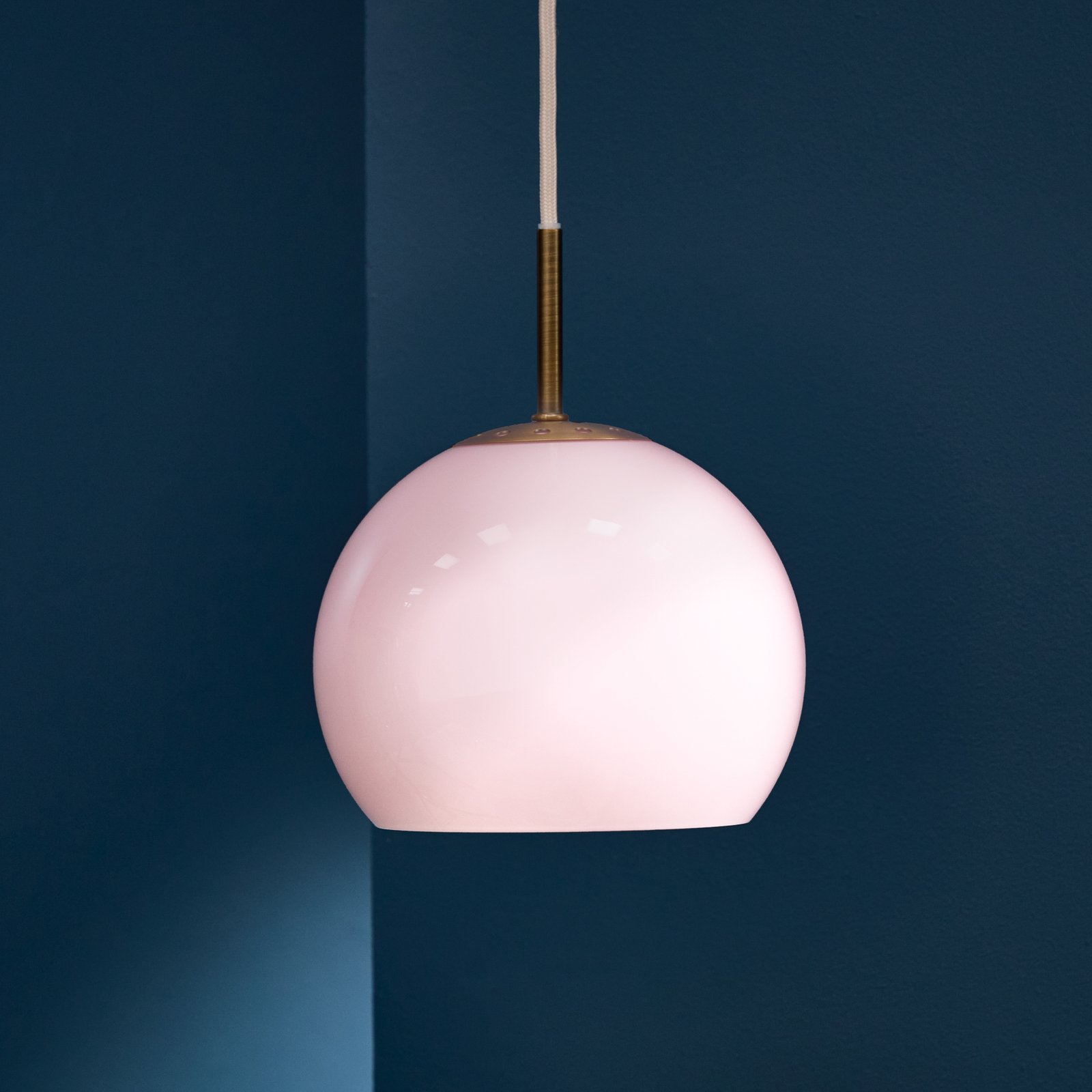 FRANDSEN Lampă suspendată Ball, opal rosé, Ø 18 cm, sticlă