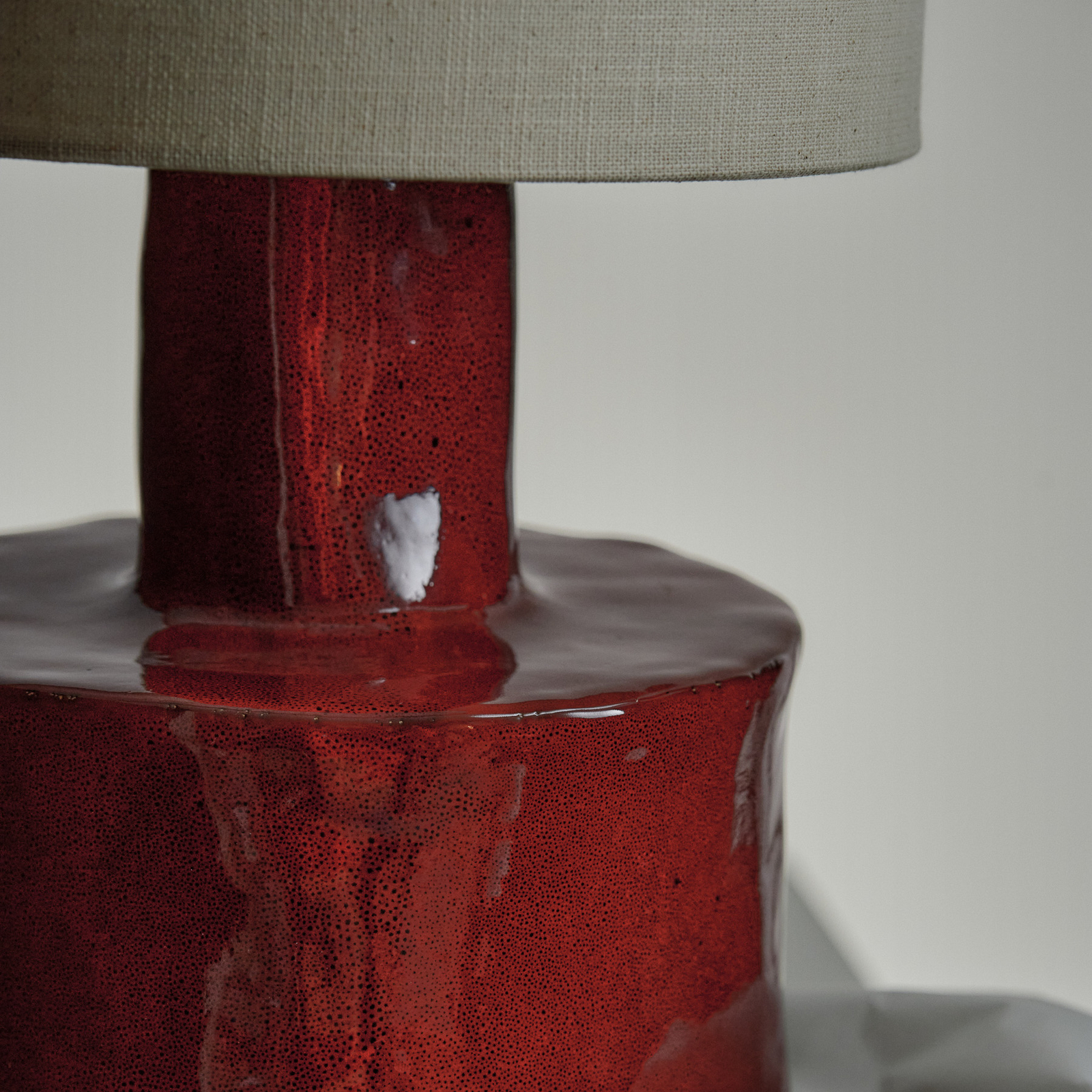 RED-BEIGE CATHERINE bordlampe, stentøj, tekstil, højde 47 cm, E27 – Serax RED-BEIGE CATHERINE bordlampe, stentøj, tekstil, højde 47 cm, E27 – Serax