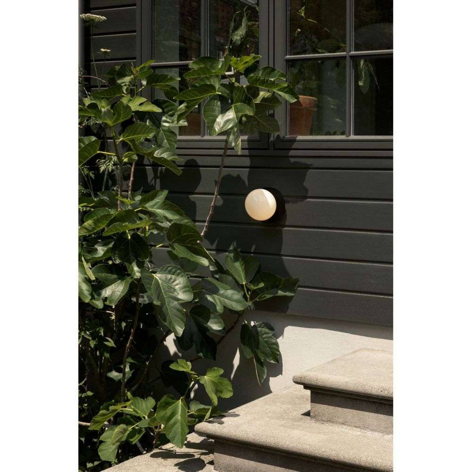 Nuura Außen-Wandleuchte Liila, Ø 16 cm, schwarz/opal günstig online kaufen