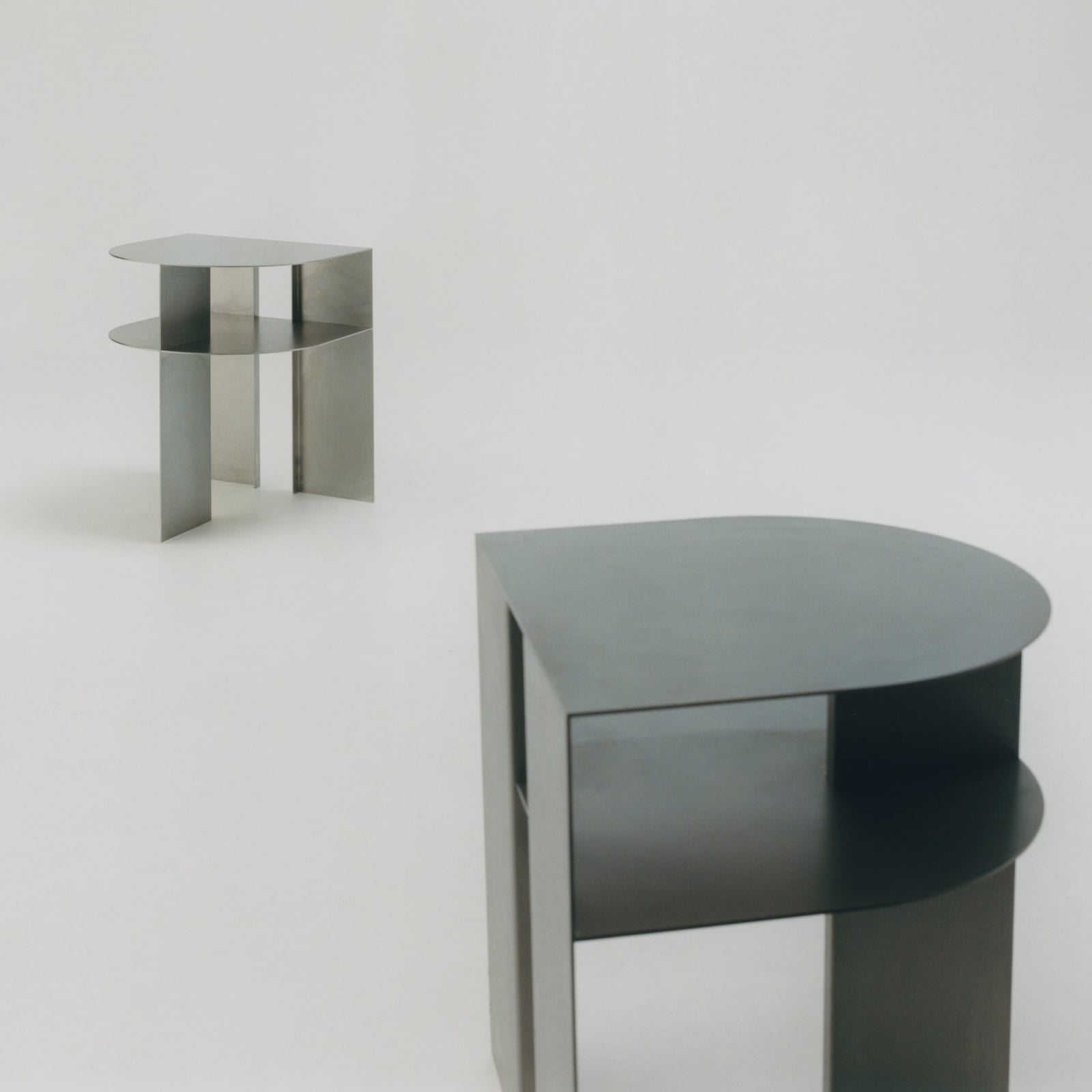 Rand sidebord, sandfarget, 48 cm, stål – New Works