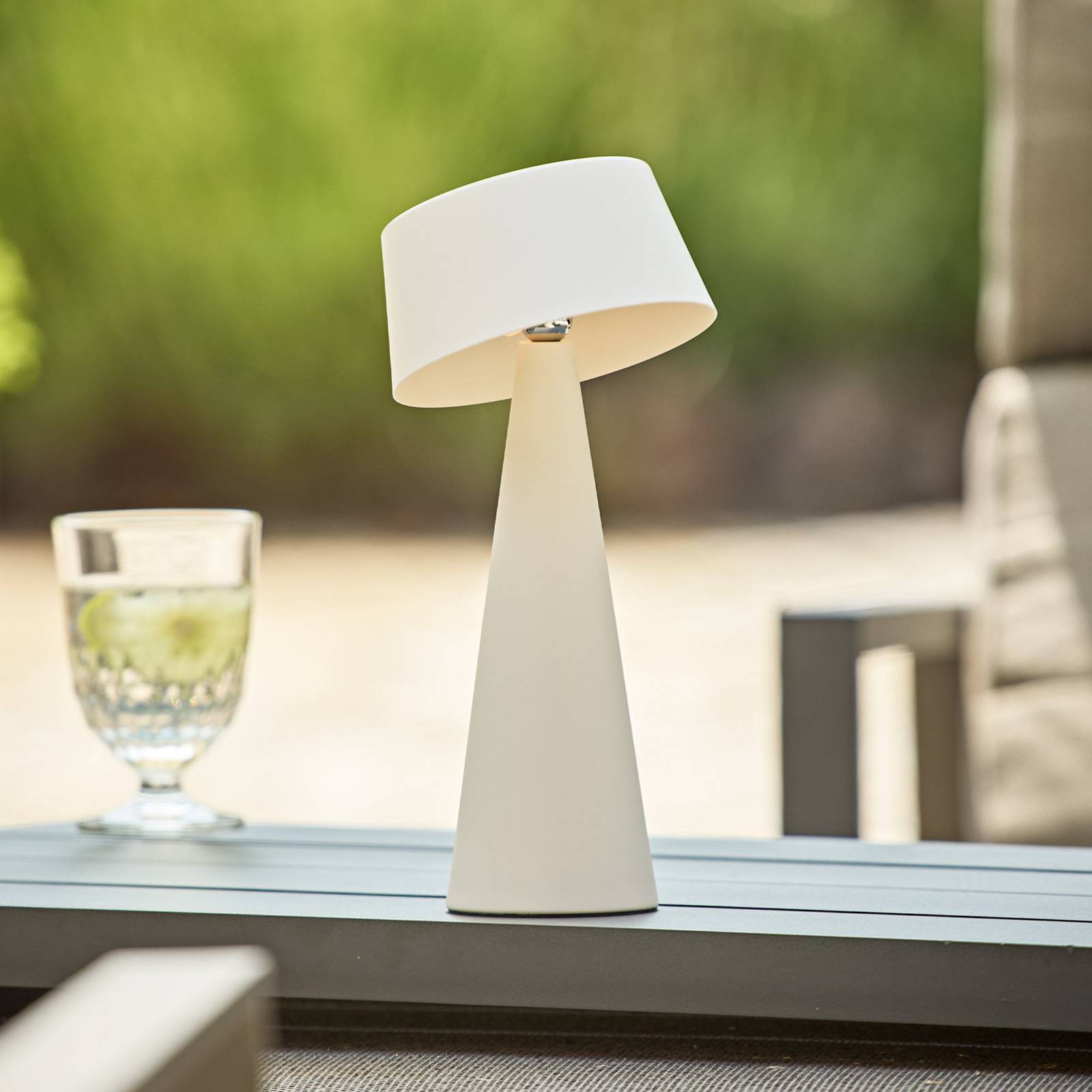 LED-Akku-Tischleuchte Solino, weiß, Solar/USB, 26 cm, IP44 günstig online kaufen