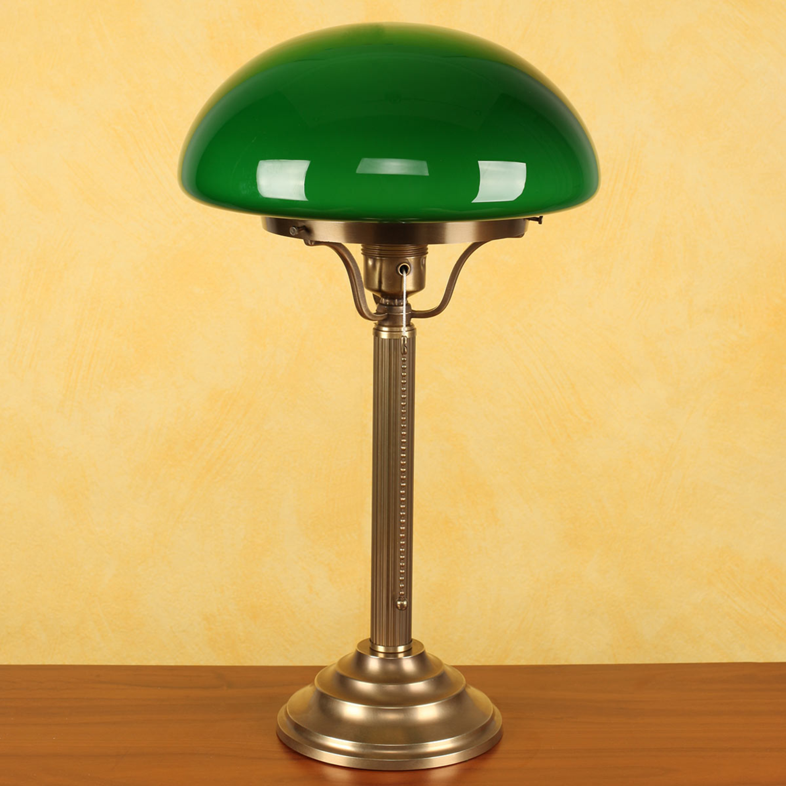 Mässingsbordslampa Hari med grön skärm
