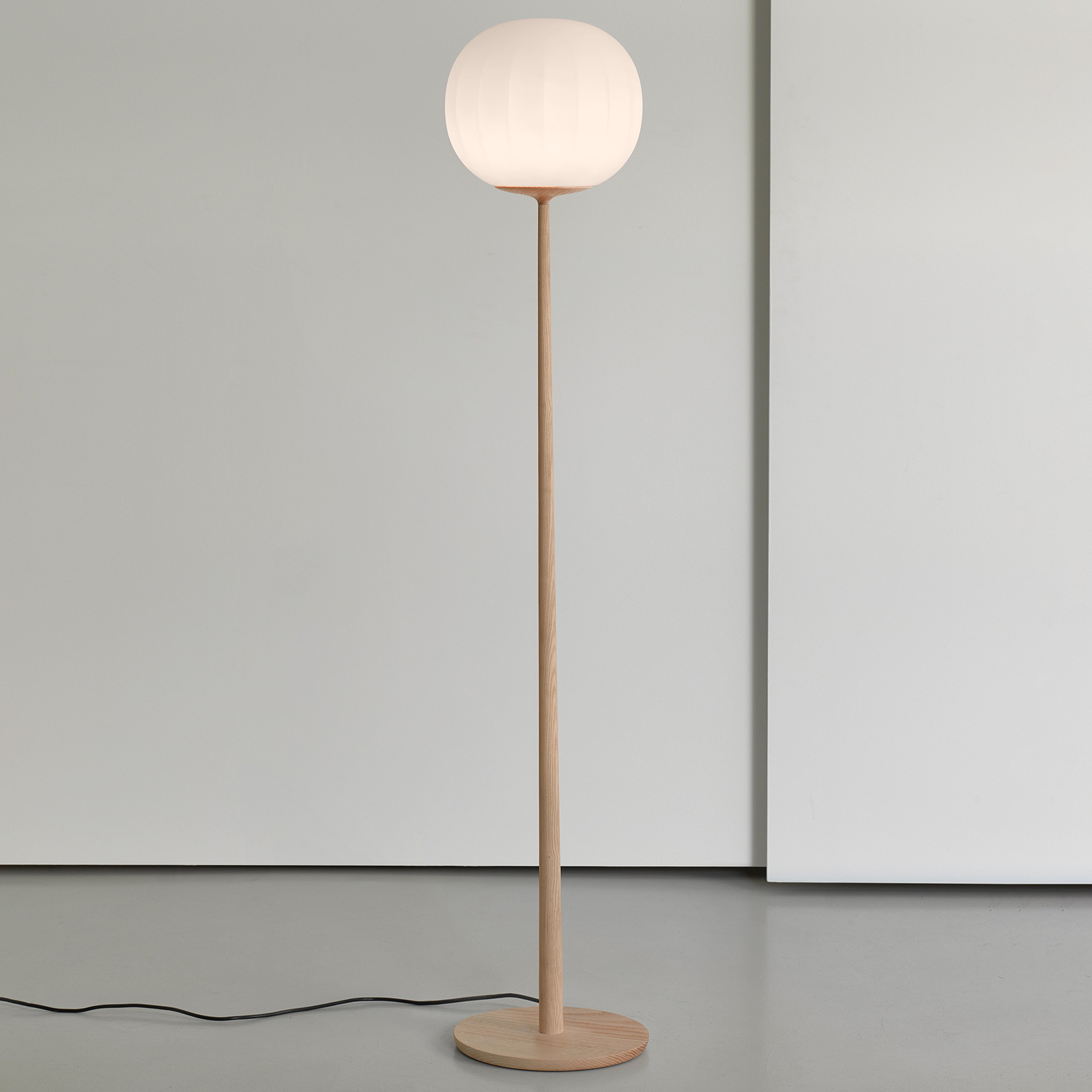 Luceplan Lita lámpara de pie pantalla 30 cm fresno