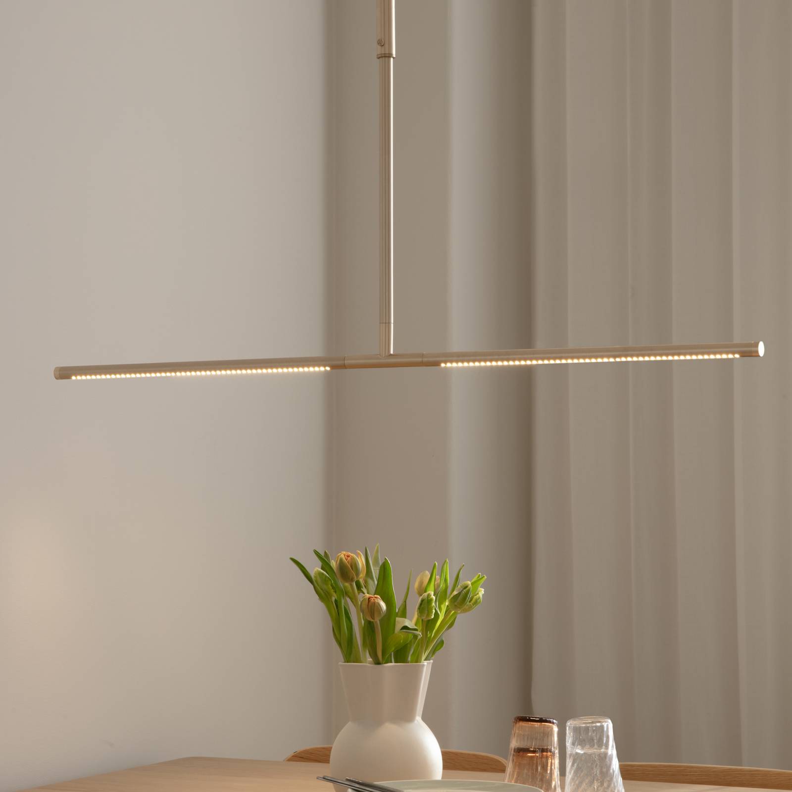 Żyrandol LED UMAGE Omni, kolor mosiężny, długość 107 cm, 2-punktowa.