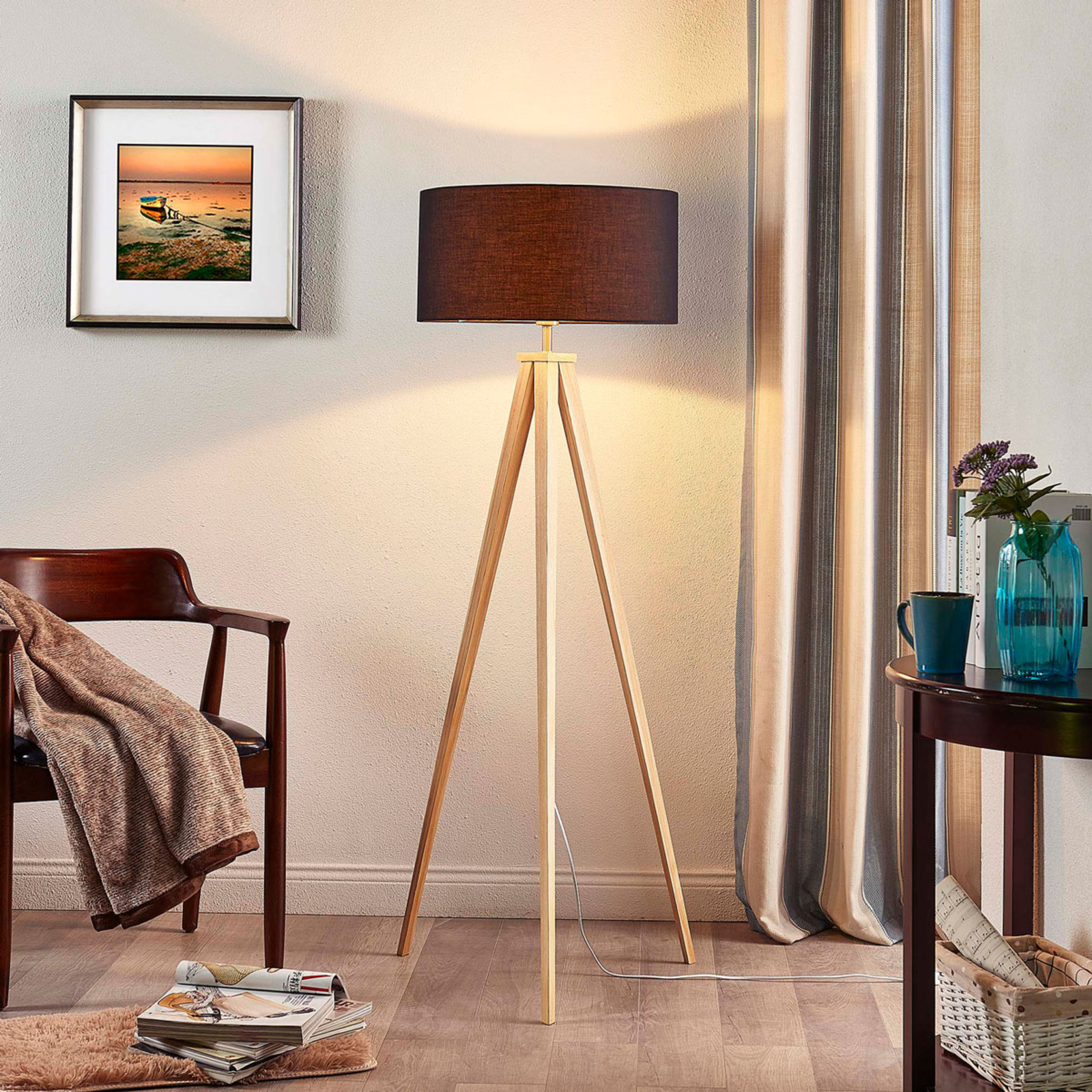 Lámpara de pie madera Mya pantalla de tejido negro