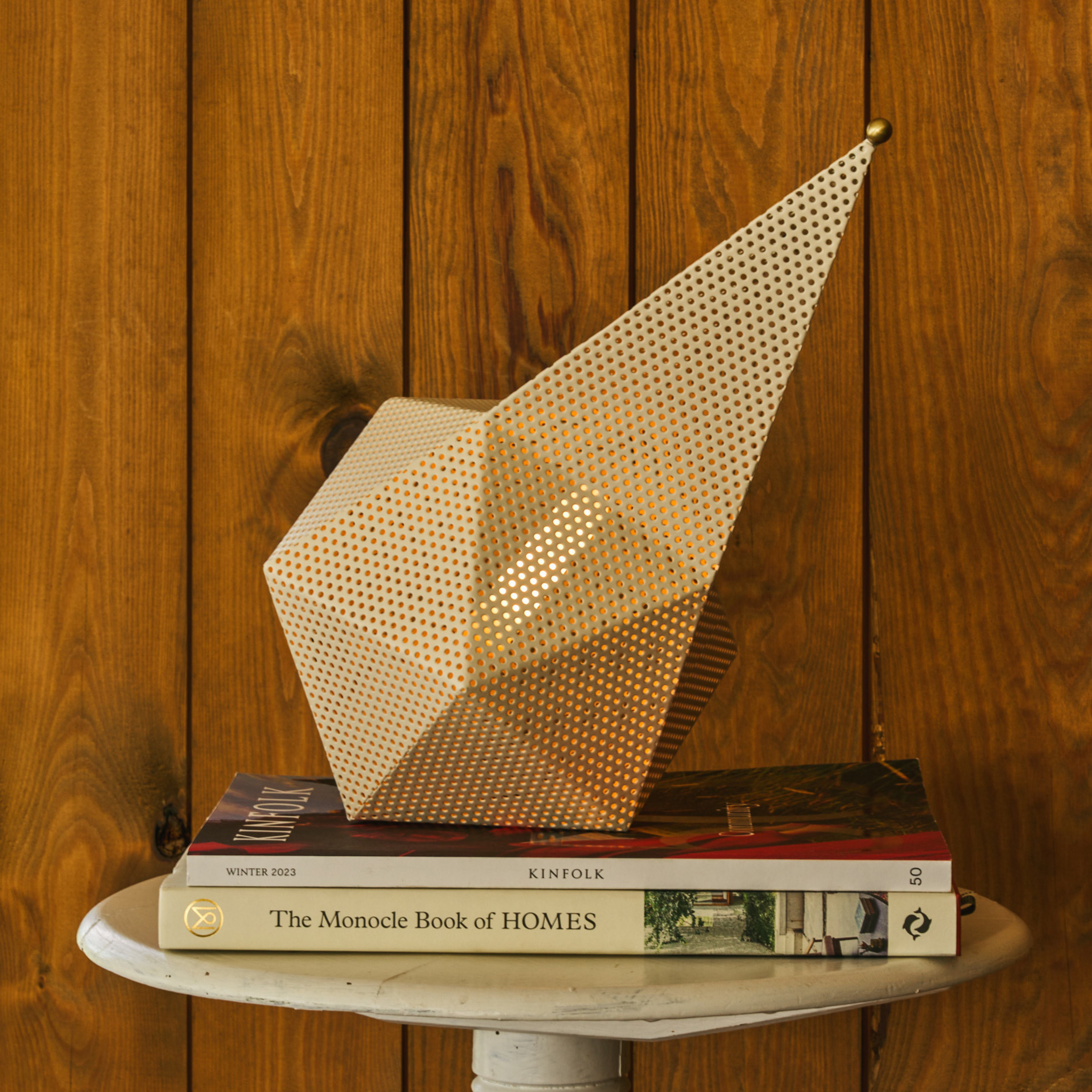 Gubi Akku-Tischleuchte Bagdad, weiß, Höhe 36 cm, Metall