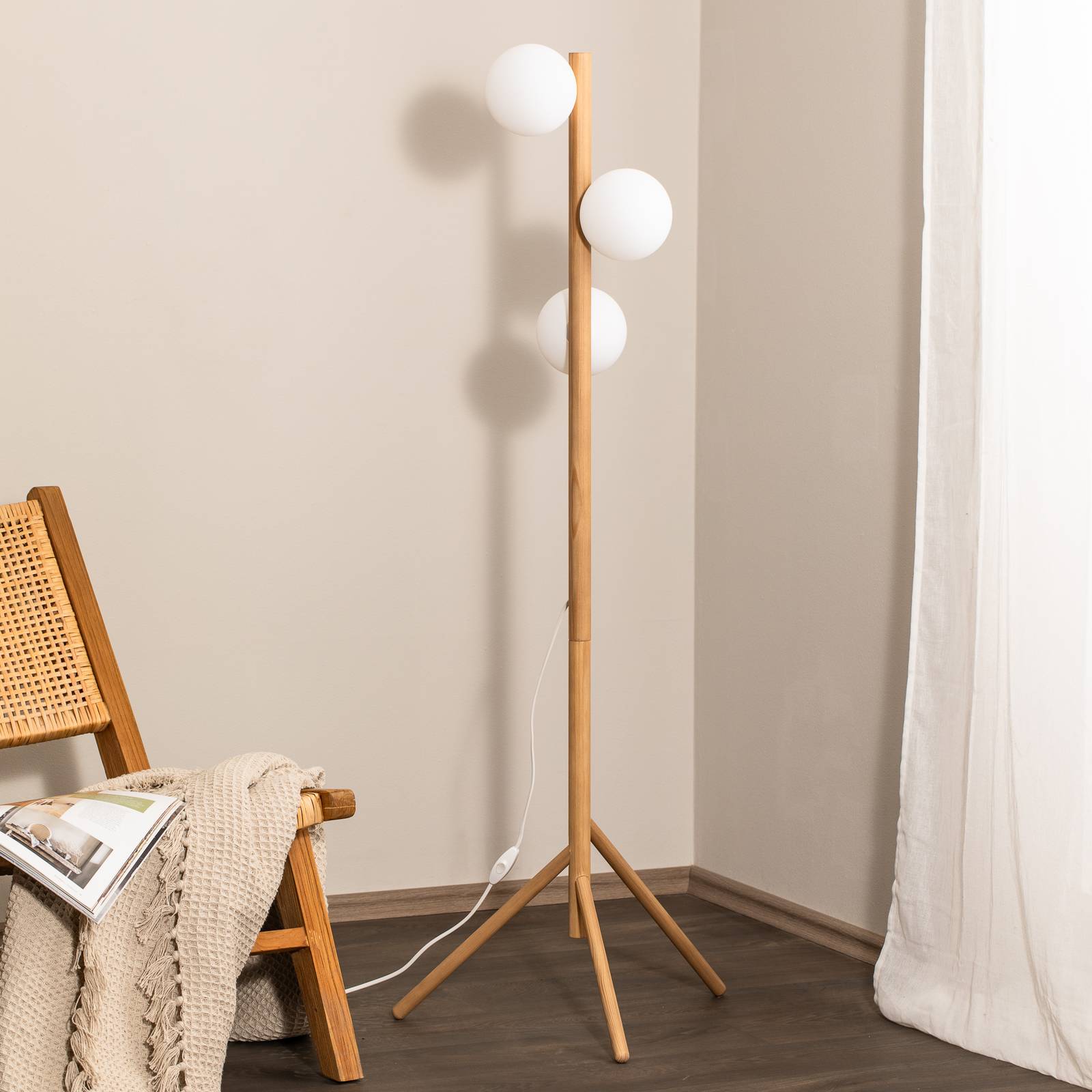 Stehleuchte Estera, Opalglas, Holzgestell, 132 cm, 3-flammig günstig online kaufen