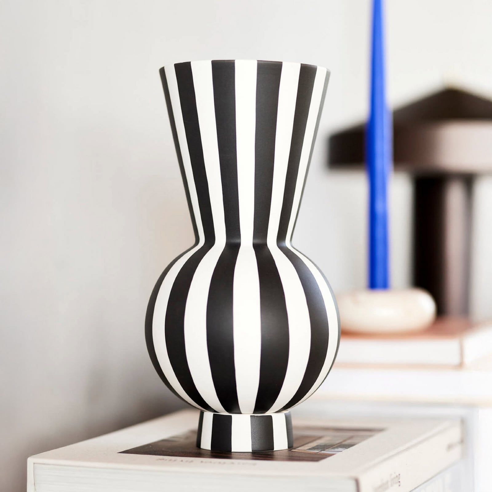 Vase Toppu, noir et blanc, hauteur 28 cm - OYOY Living Design Vase Toppu, noir et blanc, hauteur 28 cm - OYOY Living Design
