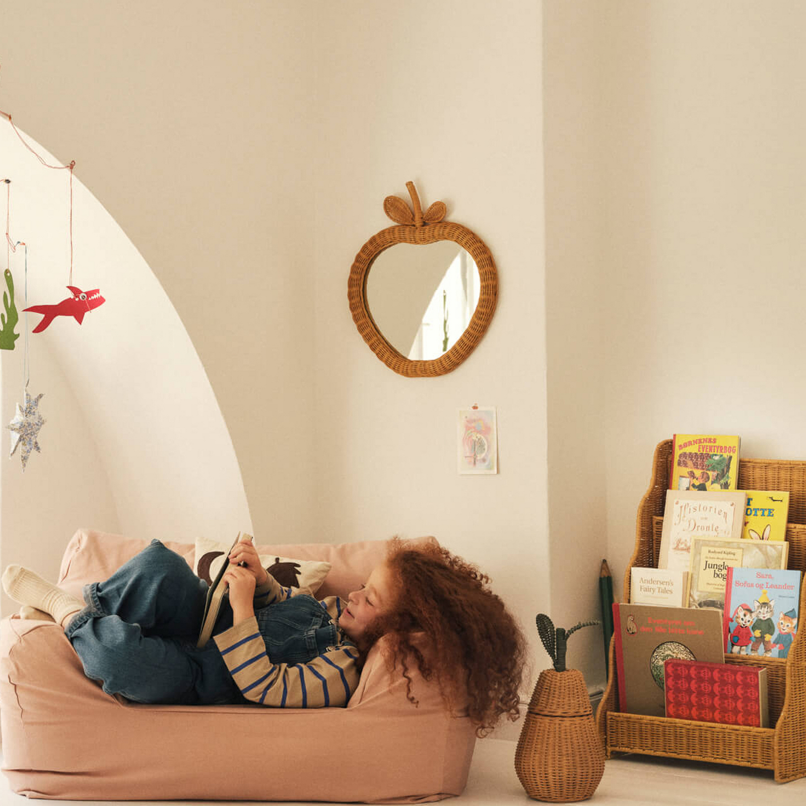 APPLE Wandspiegel, Rattan geflochten, 45x40 cm - ferm LIVING