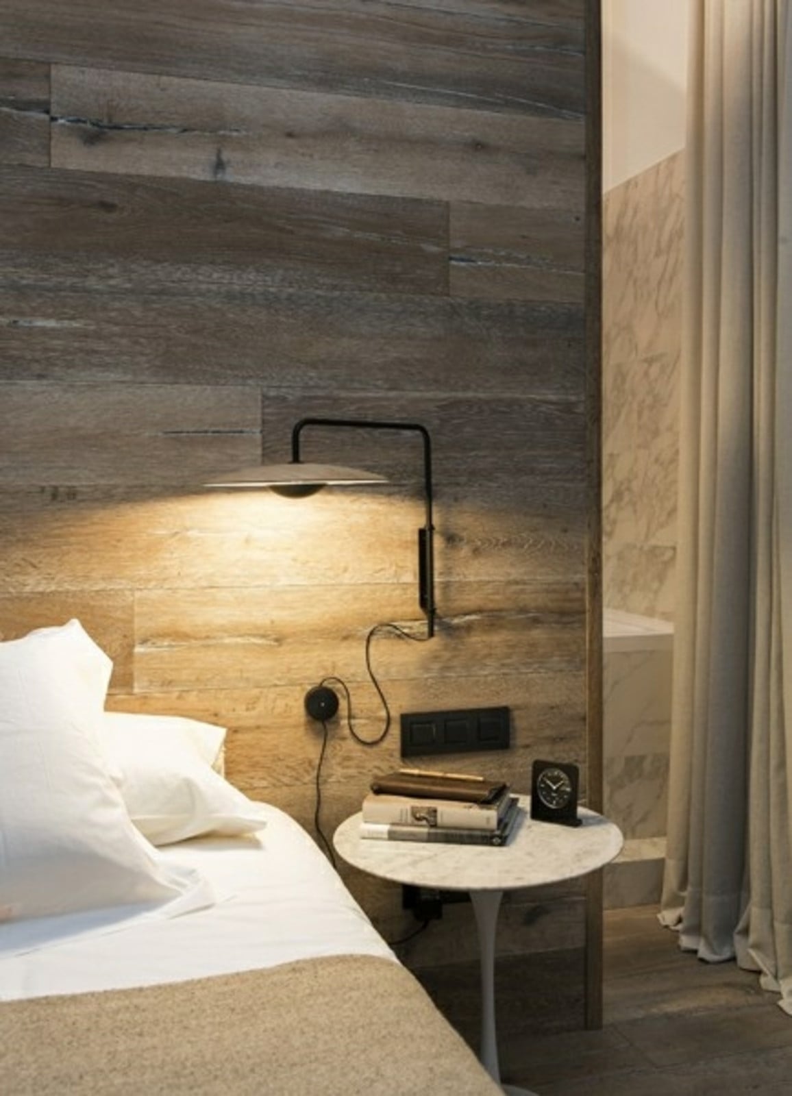 Ginger 20 A (On/Off) V&auml;gglampa Hardwired Oak MARSET - Aluminium