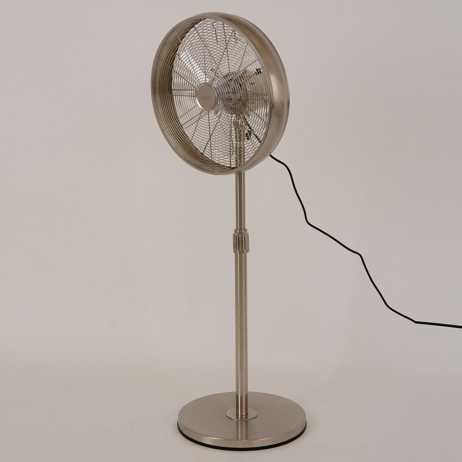 Podstavný ventilátor Beacon Breeze chromové barvy, kulatý podstavec, tichý