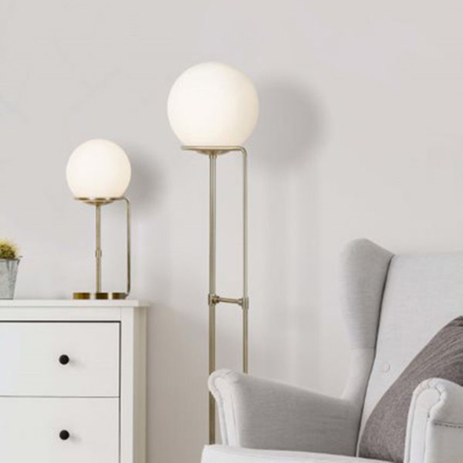 Sphere table lamp with a spherical glass lampshade