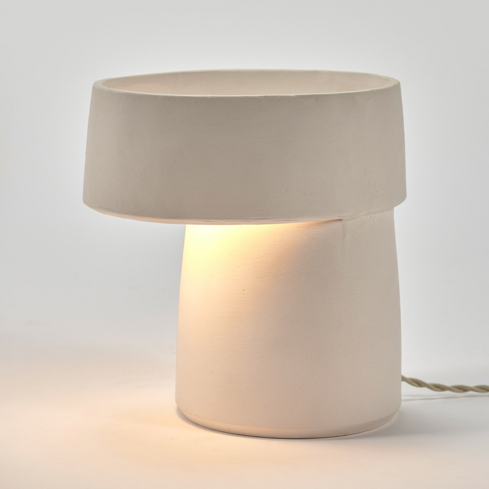 WHITE ROMÉ 01 bordlampe, beige, stentøj, højde 23,5 cm, E14 – Serax