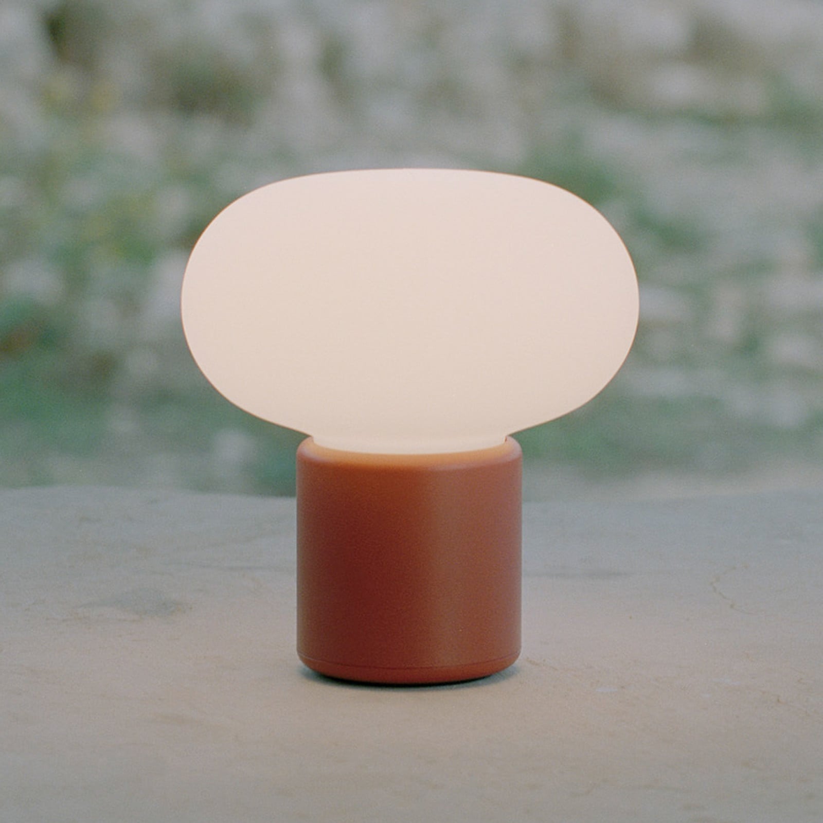 Karl-Johan Portable Bordlampe IP65 Earth Red New Works - Terrasse - Design - Plastik - Med skærm