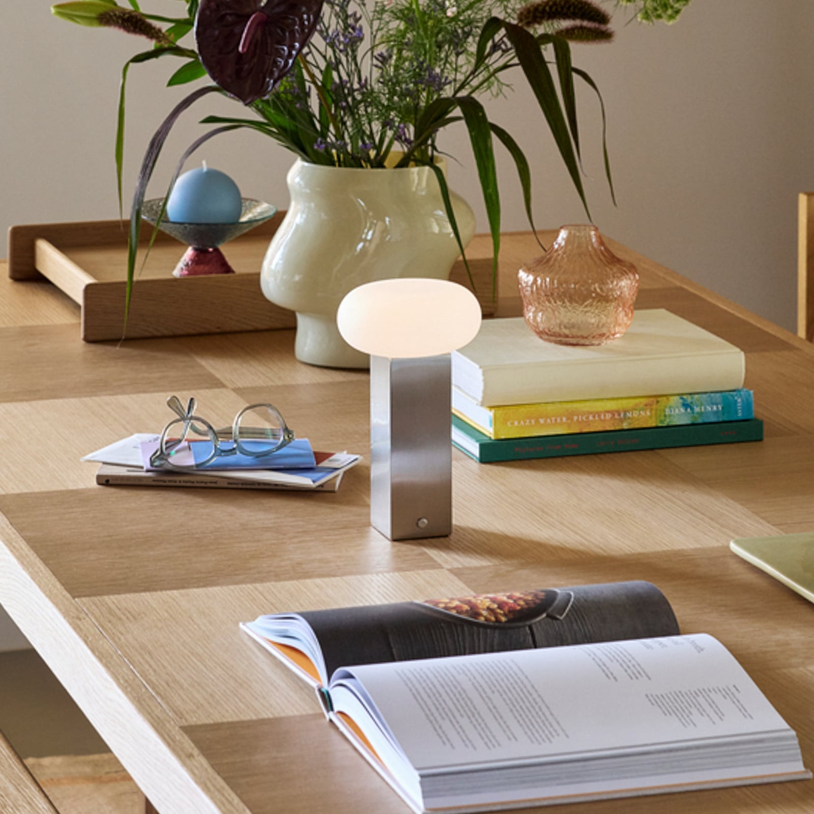 LOW LED-bordslampa batteridriven i nickel, höjd 20 cm – HÜBSCH