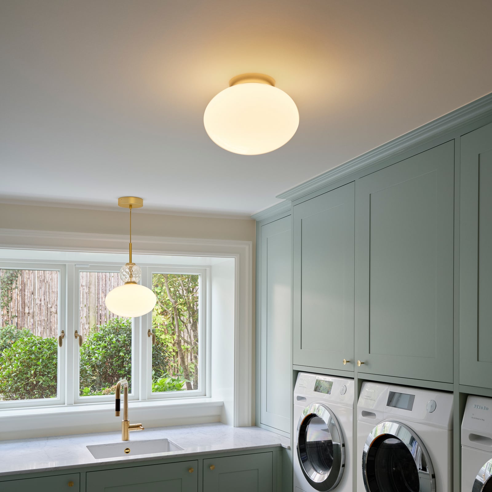 Rizzatto 301 taklampe, Ø 30 cm messingfarget/opal - Nuura