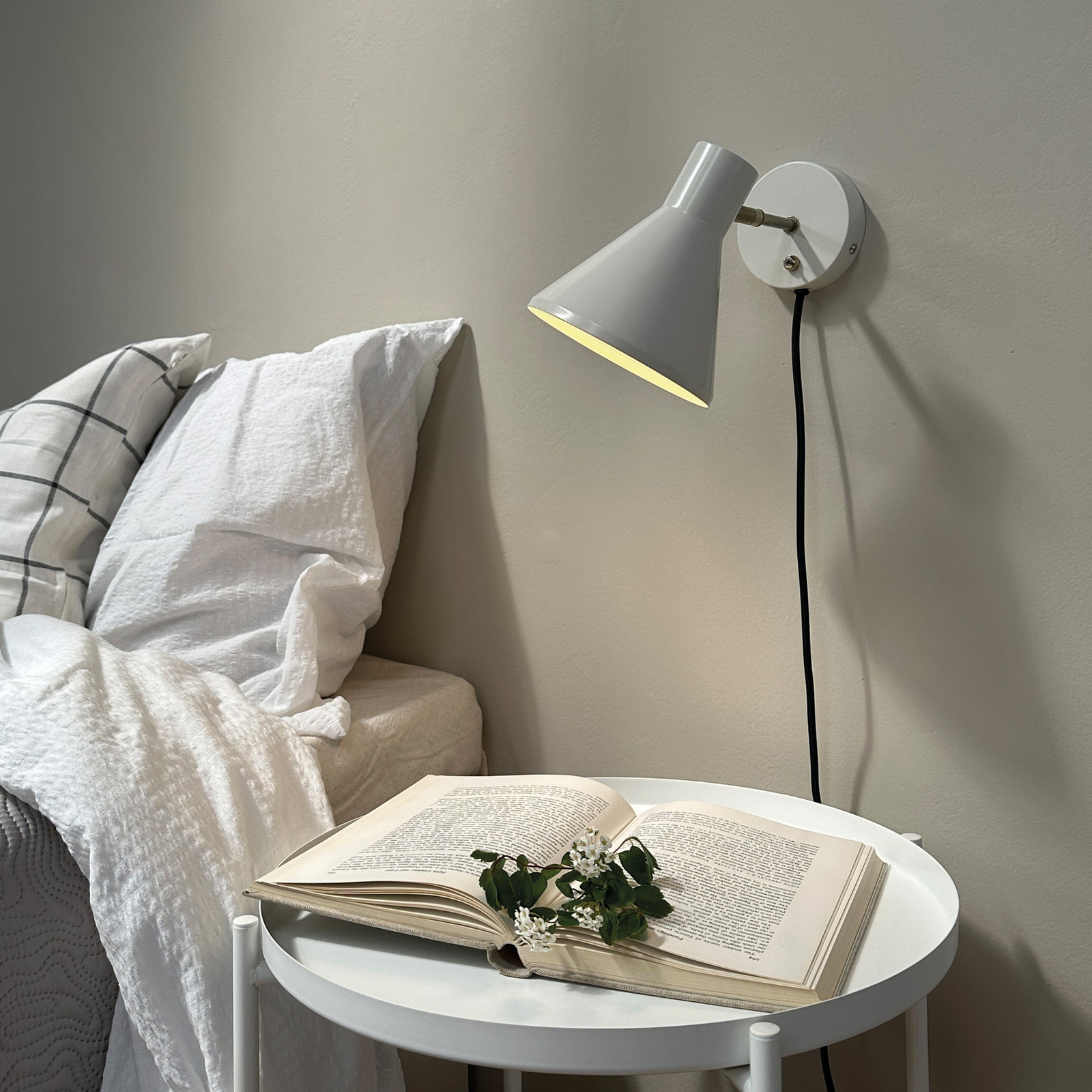 Dyberg Larsen Sleep wall lamp, putty white, Ø 15 cm, steel