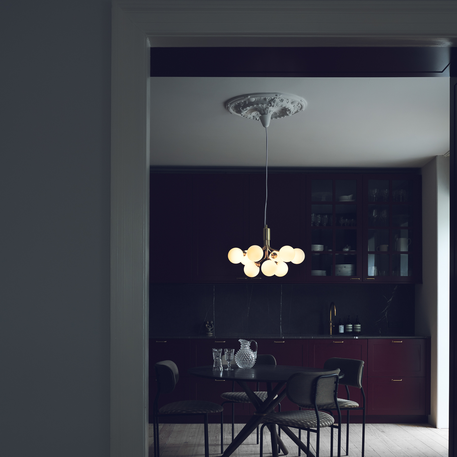 Apiales 9 Kronleuchter Brushed Brass/Opal White - Nuura