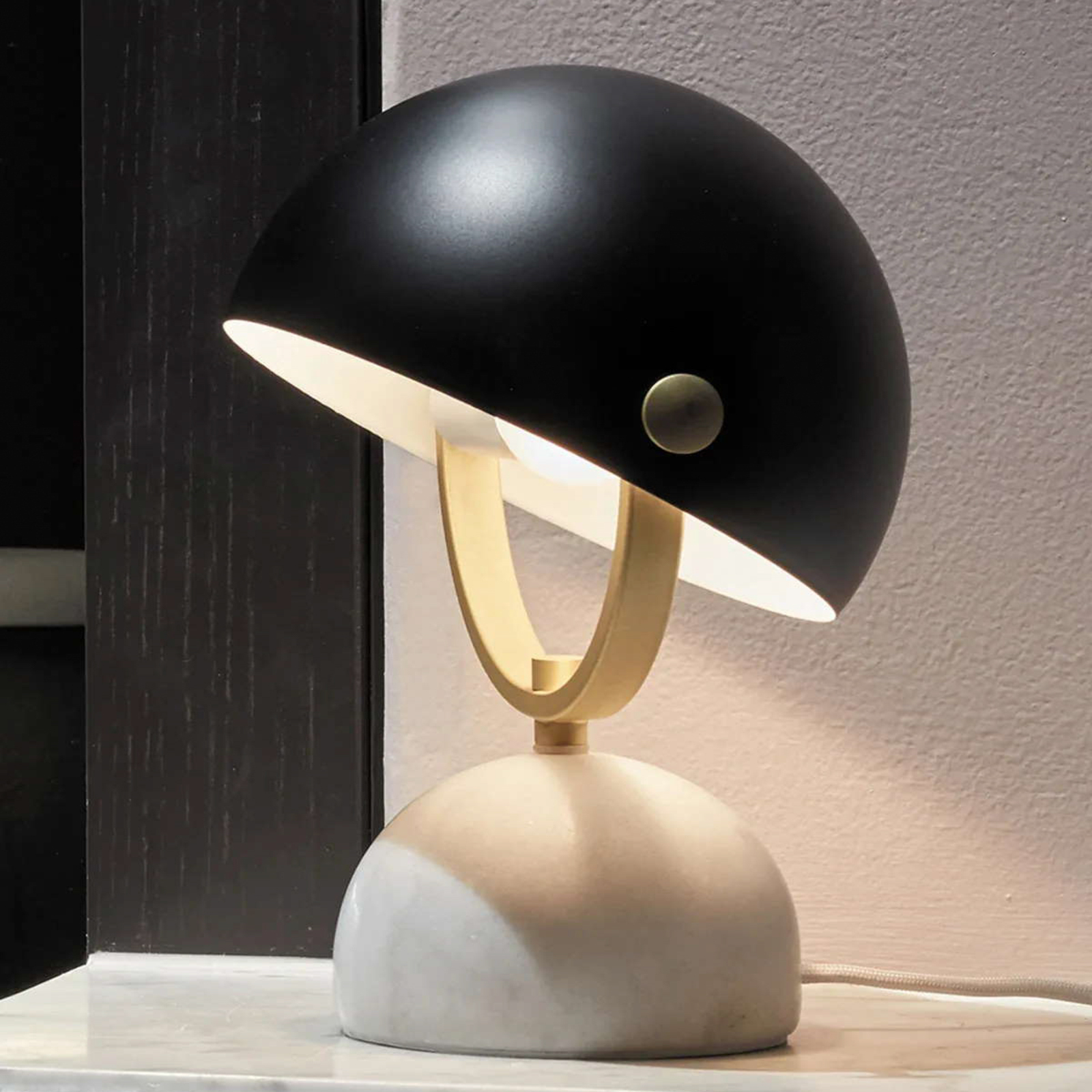 Beacon table lamp Lowe, black/brass, marble base