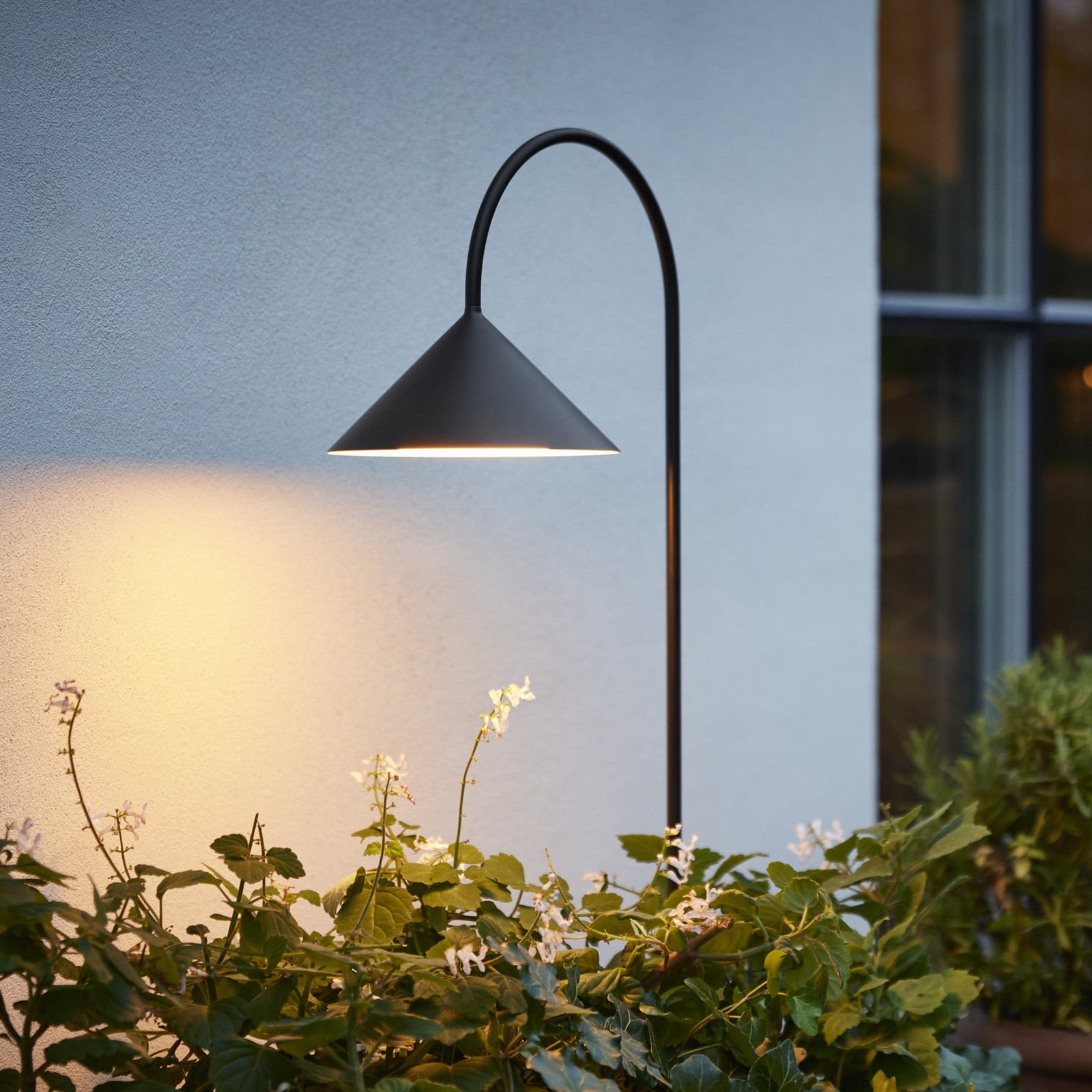 LED-lampe med jordspyd Grasp, sort, højde 82 cm, IP44 FRANDSEN - Design - Rustfrit stål - Med én lyskilde
