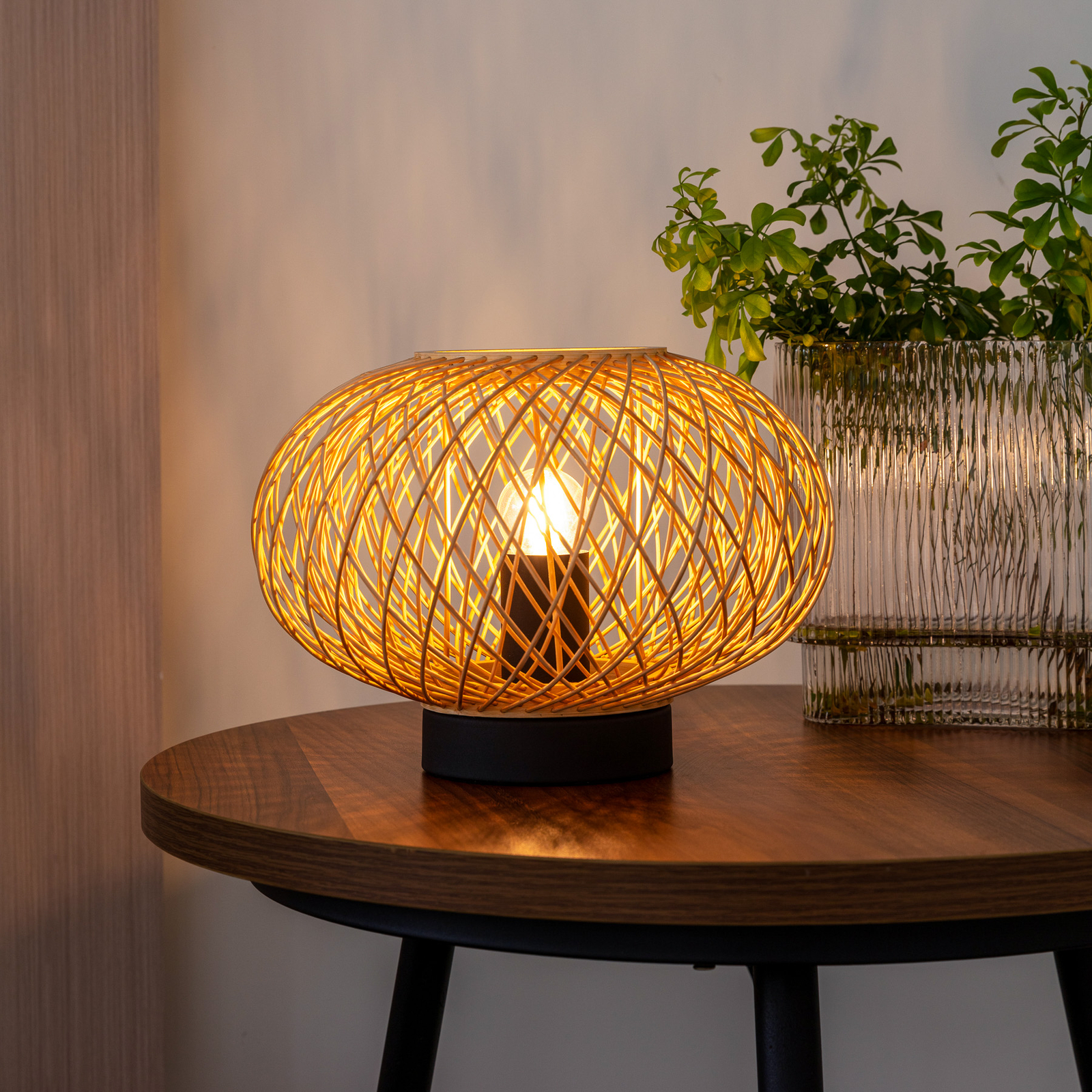 Lindby Solvira -pöytälamppu, bambupunos, pyöreä