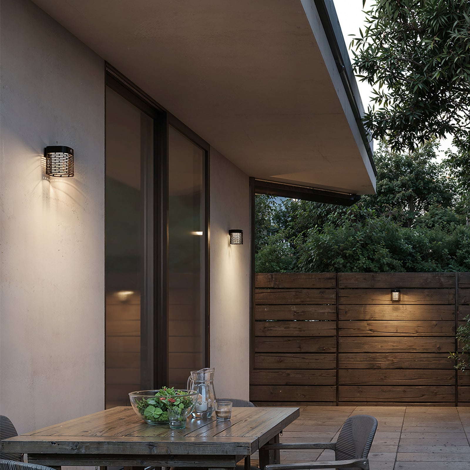 Philips LED-sončna stenska svetilka Hara, črna, s senzorjem, IP44 Philips LED-sončna stenska svetilka Hara, črna, s senzorjem, IP44