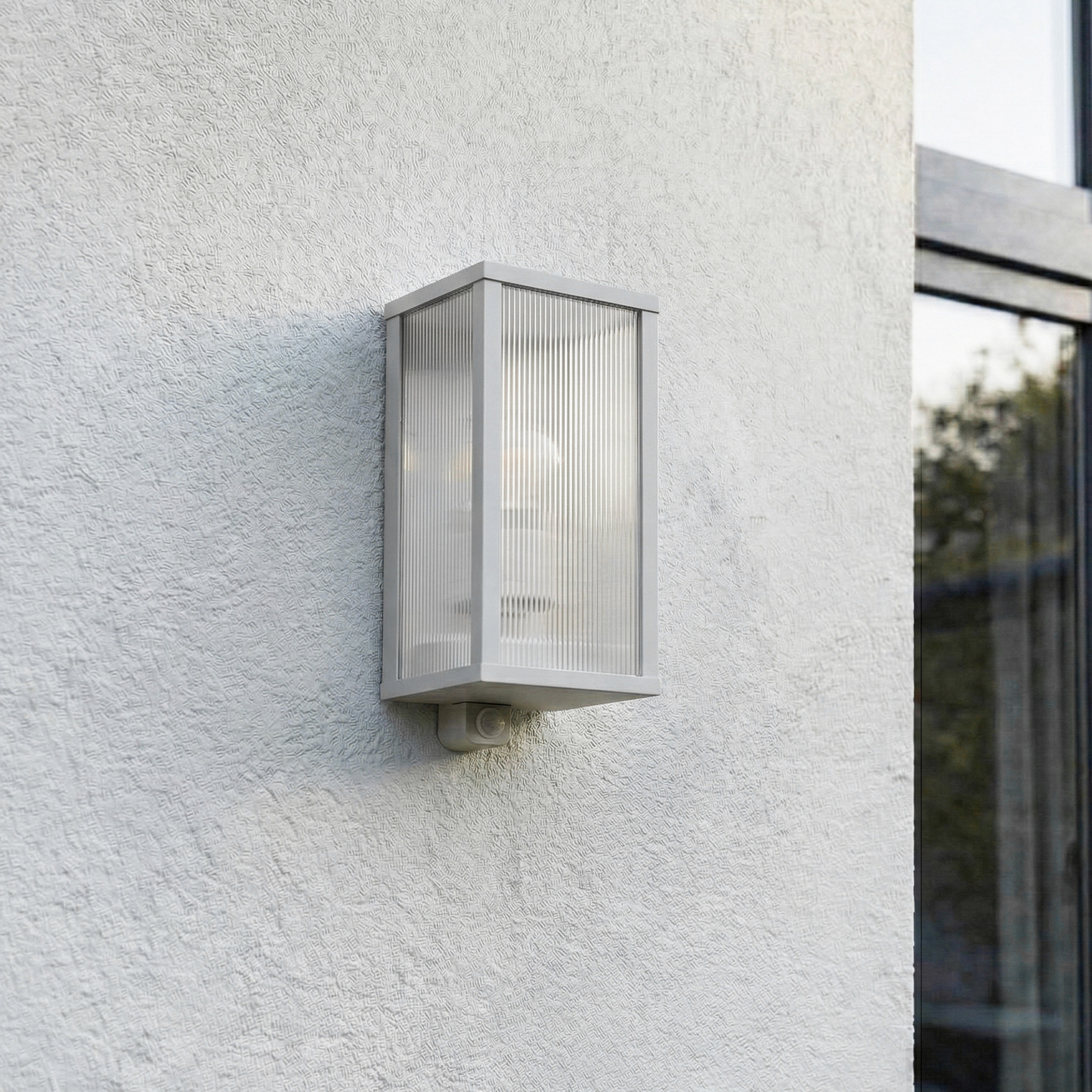 Aplique para exterior Lindby Peldar, gris/estriada, 26 cm, sensor