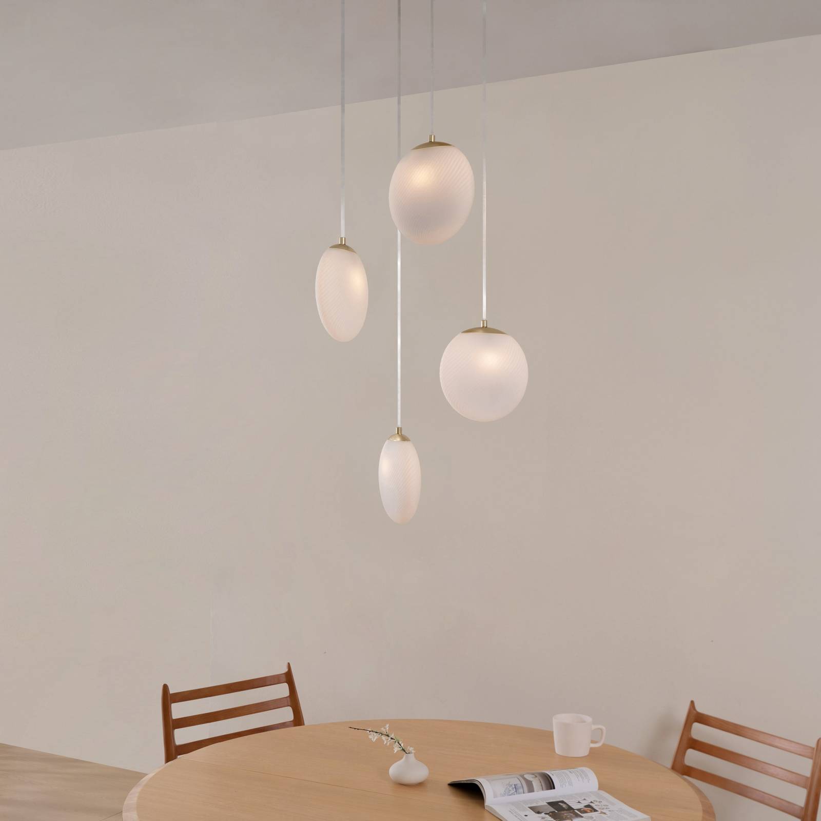 Lampa wisząca Lucande Lunelle, biały/mosiądz, szkło, 4-punktowa, Ø 40 cm