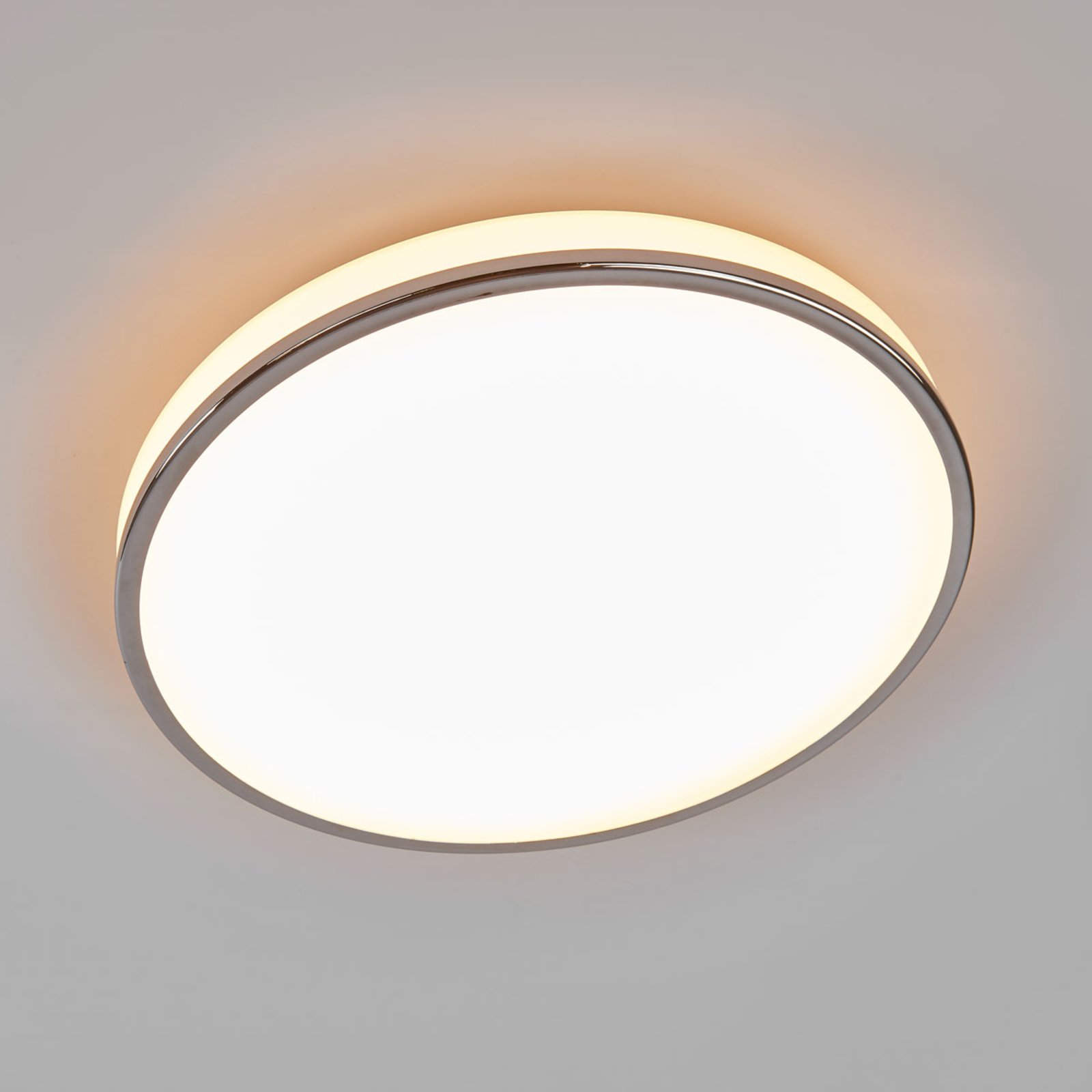 Lampa łazienkowa LED Lyss, duża moc światła
