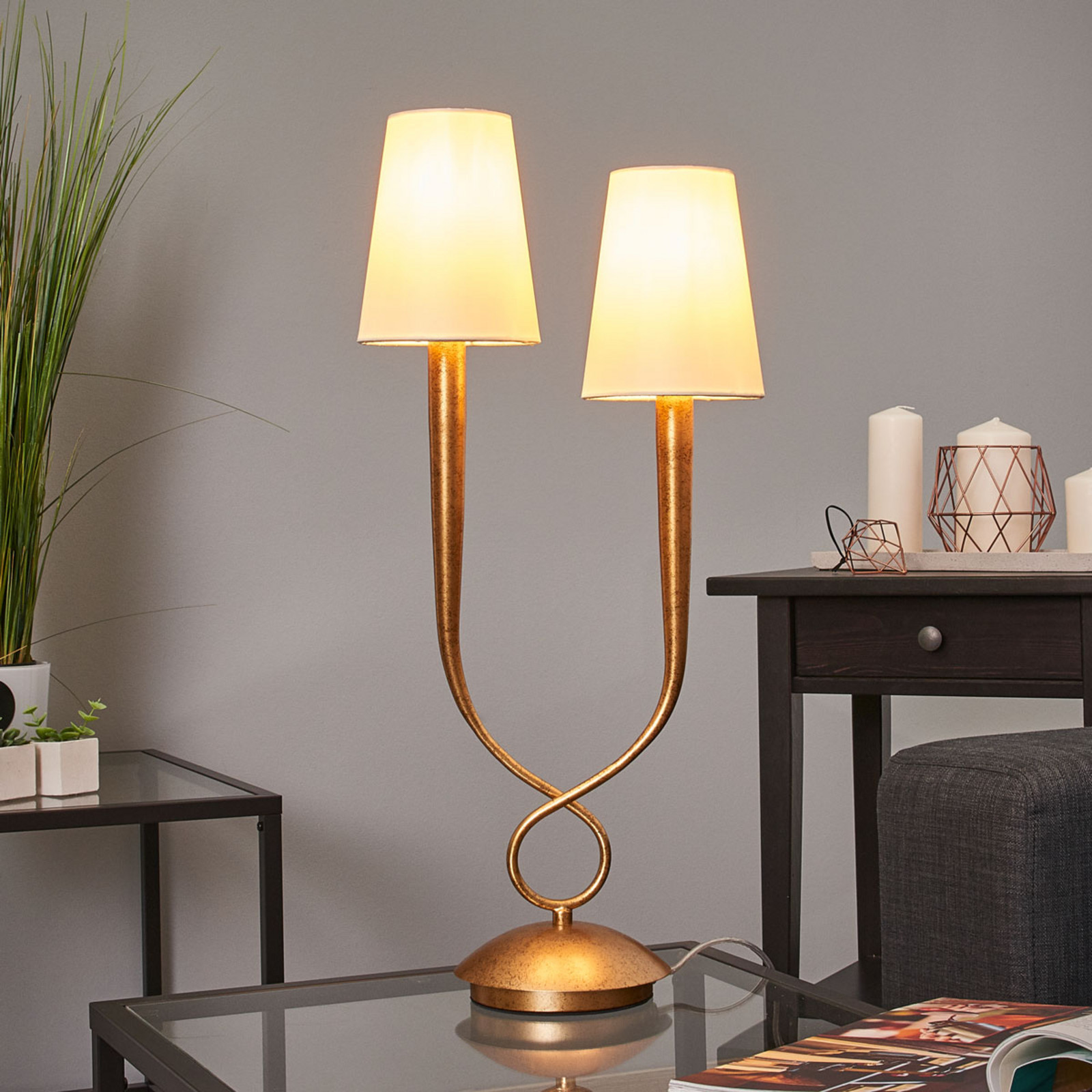 Candeeiro de mesa Paola 2fl dourado com abajures têxteis