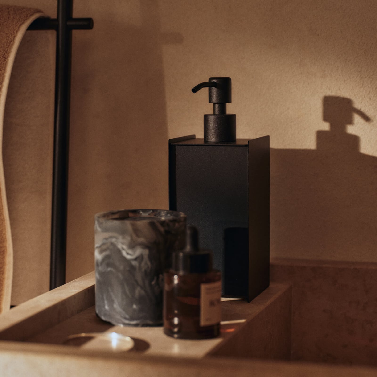 Sama soap dispenser, black, 0.5 litres, metal - ferm LIVING