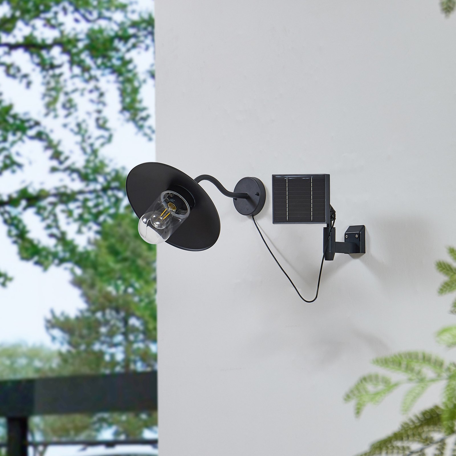 Lindby Virane LED-vegglampe med solcellepanel, svart, aluminium