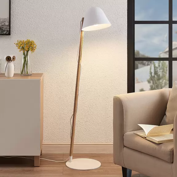 Lampenwelt Lindby Tetja Stehlampe mit Holzstange, weiß