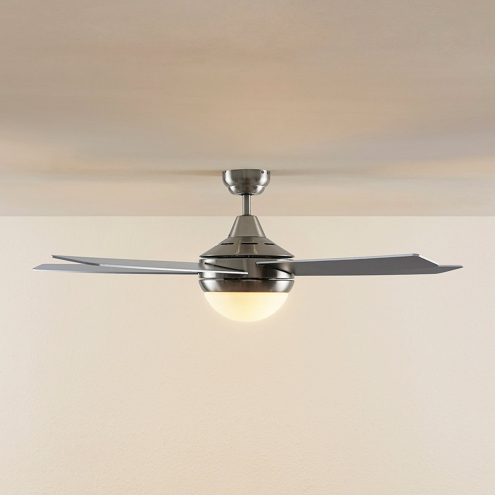 Stropný ventilátor Lindby s osvetlením Auraya, tichý, oceľový