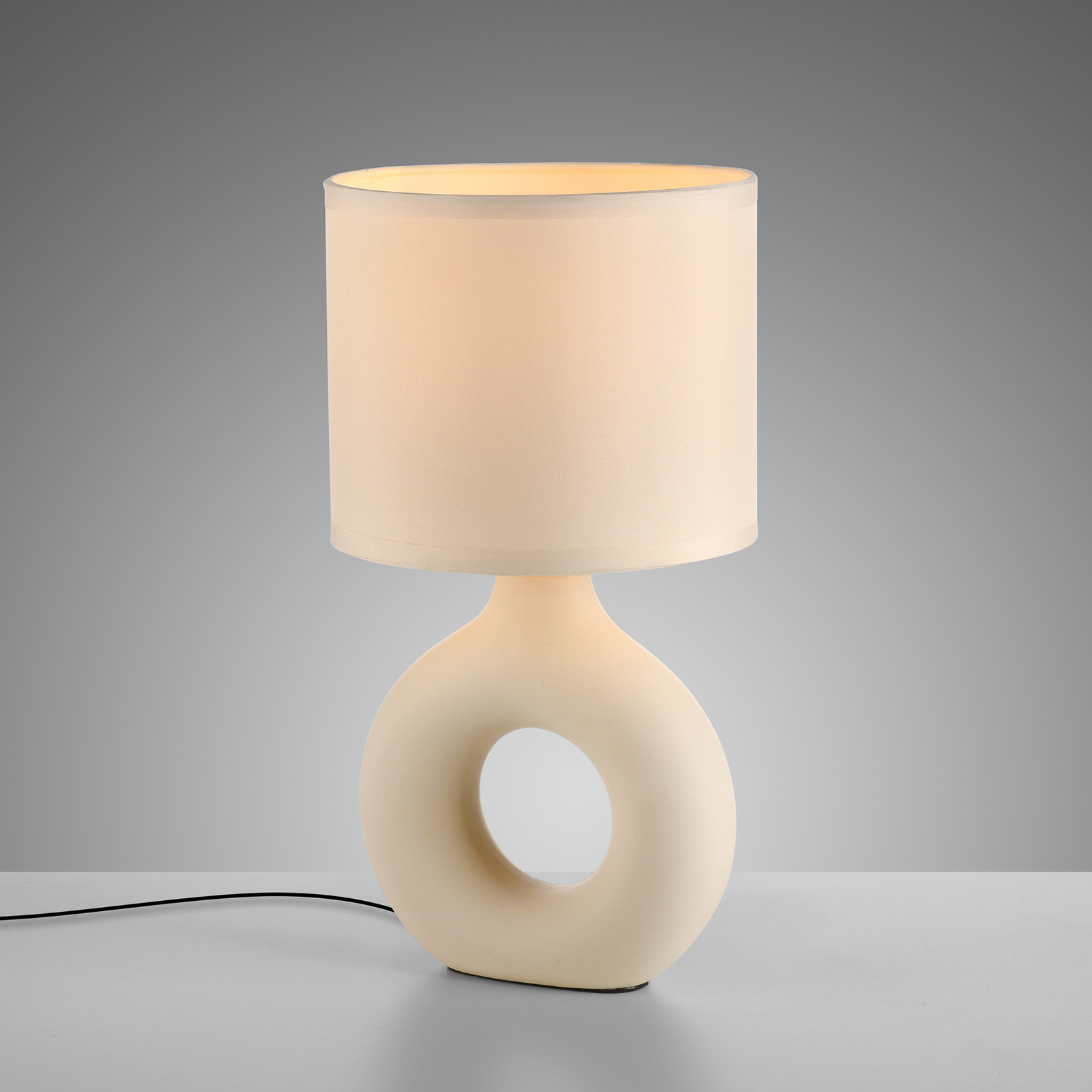 JUST LIGHT. Carara bordlampe, keramisk fot, beige