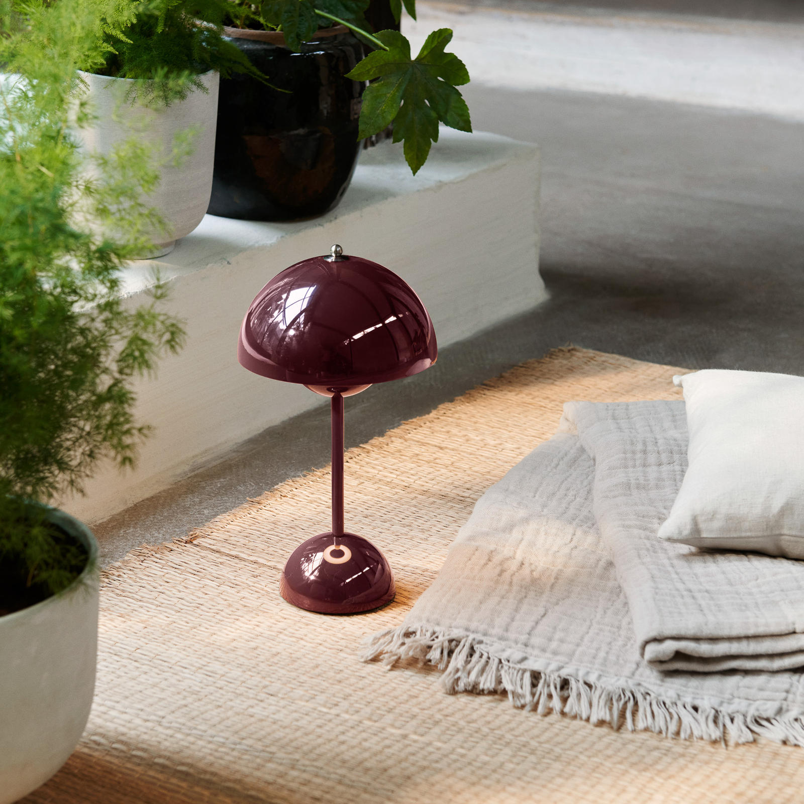 &Tradition LED genopladelig bordlampe Flowerpot VP9, violet