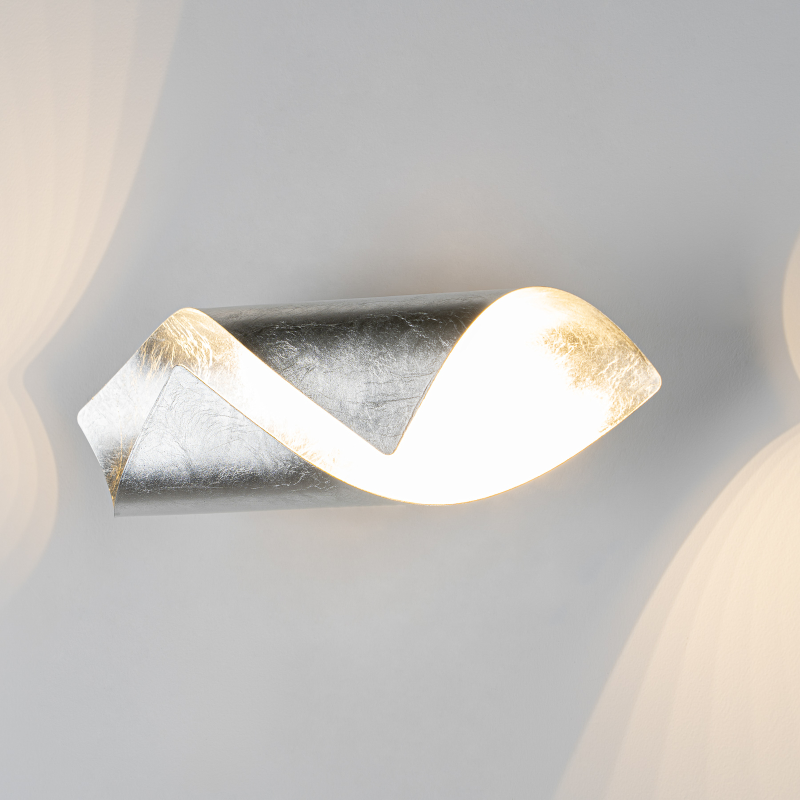 Lindby Wrenjo LED sienas lampa, sudraba krāsā, 31 cm