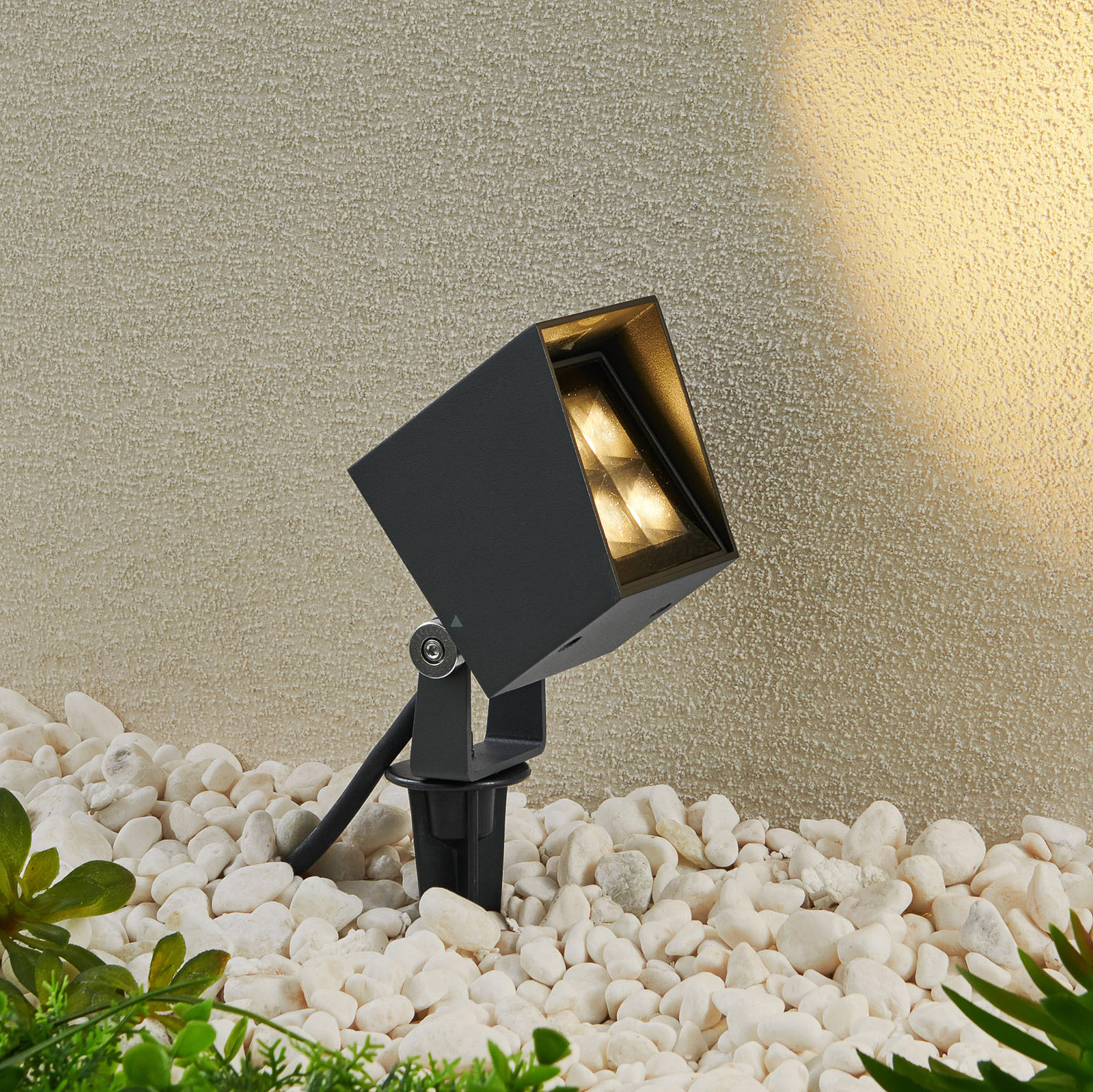 Lucande Friso Projetor de exterior com espigão de solo LED, angular